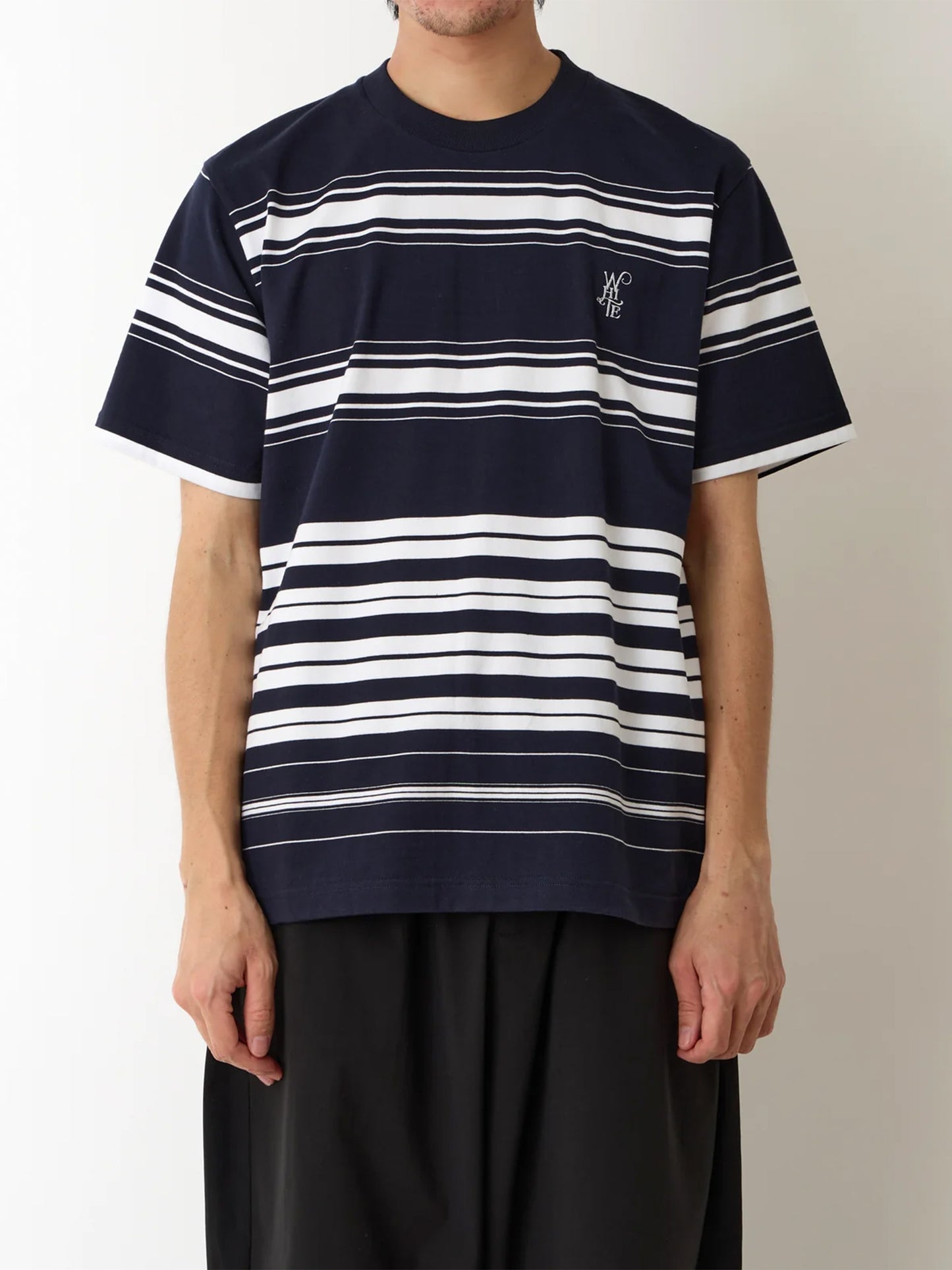 【White Mountaineering - ホワイトマウンテニアリング】RANDAM STRIPE LOGO T-SHIRT / NAVY (Tシャツ/ネイビー)
