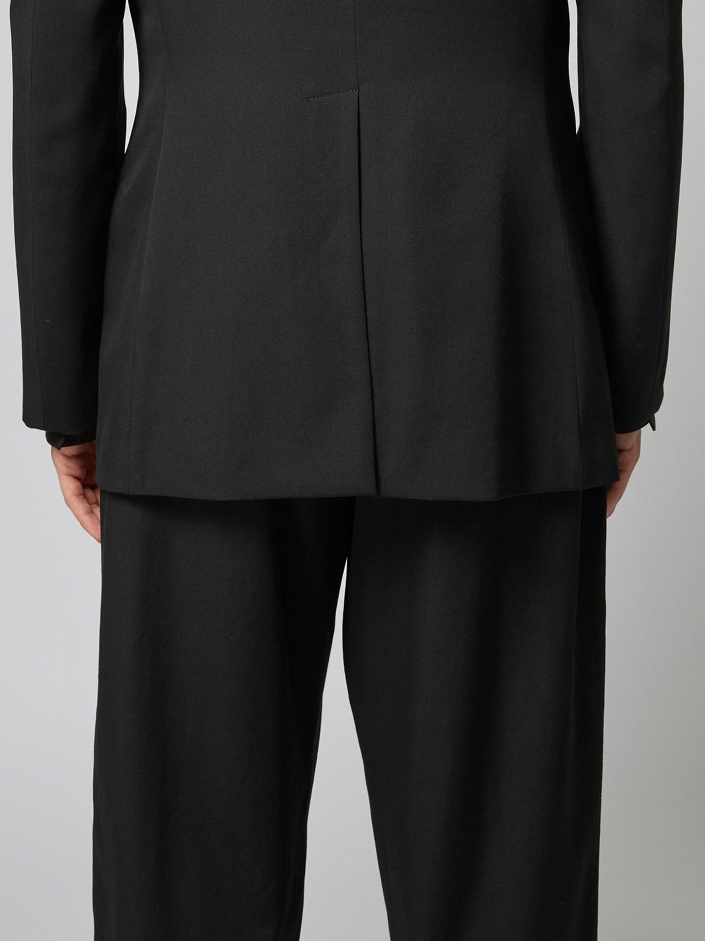 【Yohji Yamamoto POUR HOMME - ヨウジヤマモト プールオム】WOOL GABARDINE 5-BUTTON JACKET WITH SHOULDER TAB DETAIL(ジャケット)