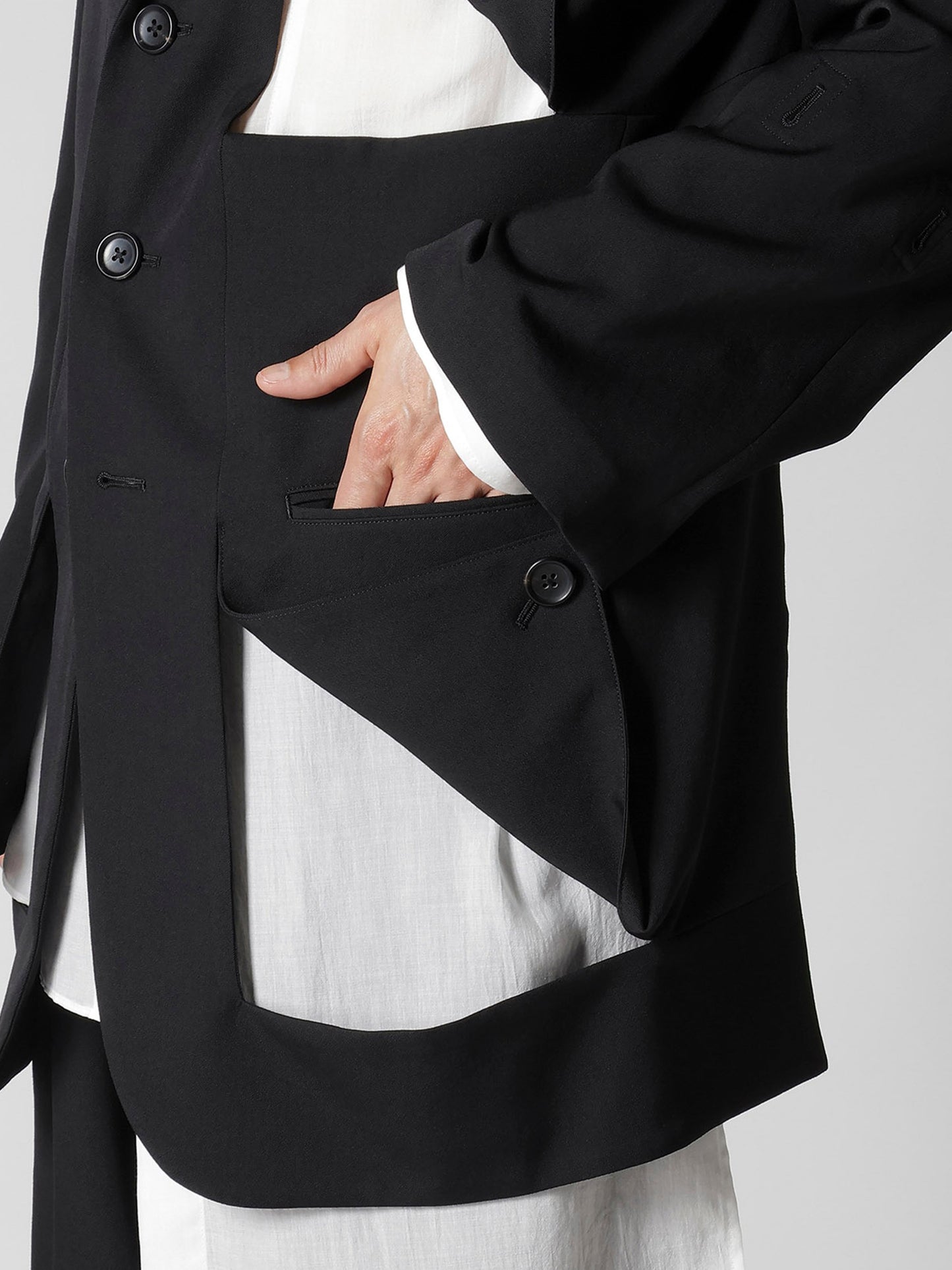 【Yohji Yamamoto POUR HOMME - ヨウジヤマモト プールオム】WOOL GABARDINE DIAGONAL BUTTON JACKET(ジャケット)
