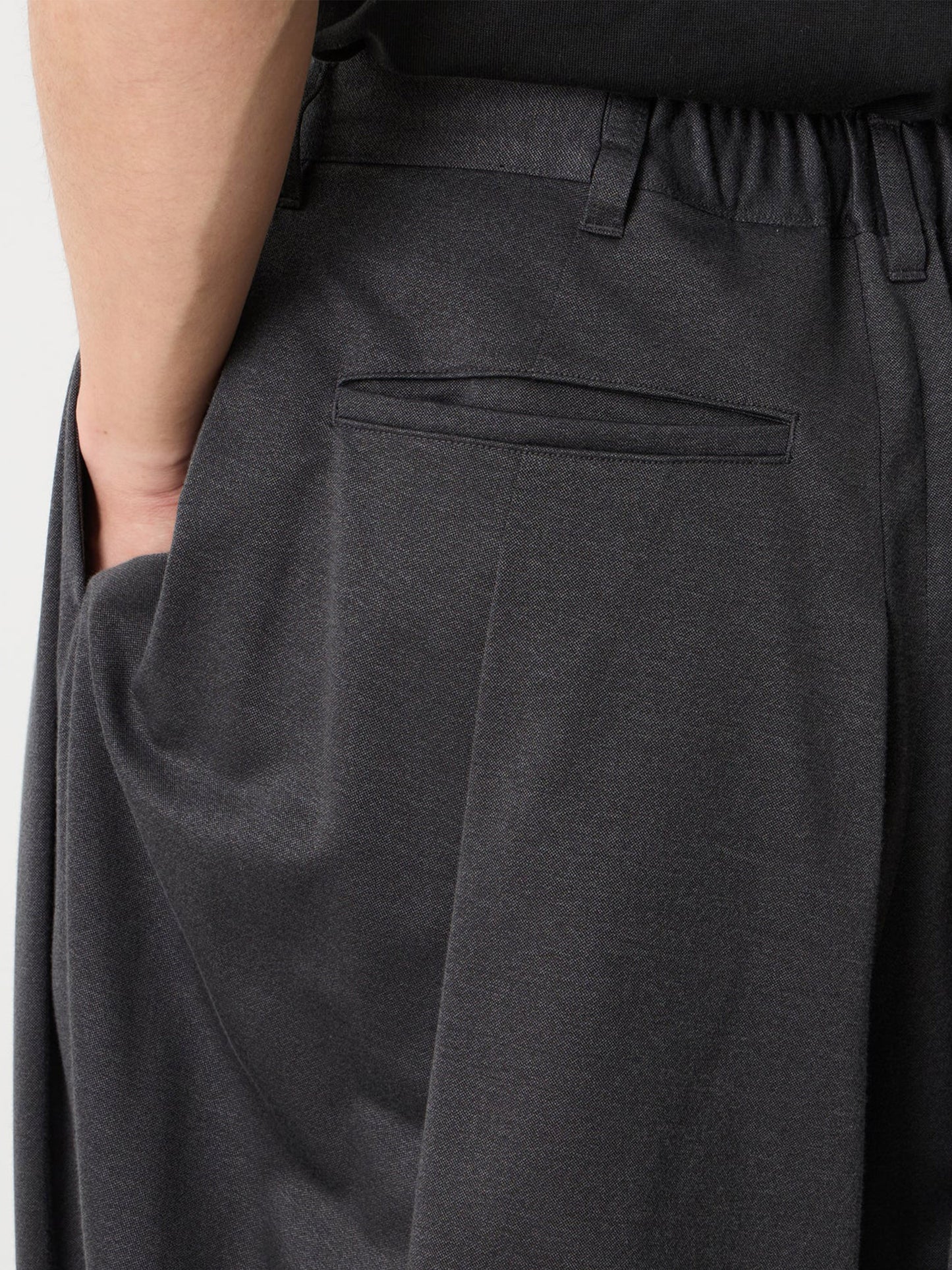 【White Mountaineering - ホワイトマウンテニアリング】12 TUCK WIDE PANTS / CHARCOAL(パンツ/チャコール)