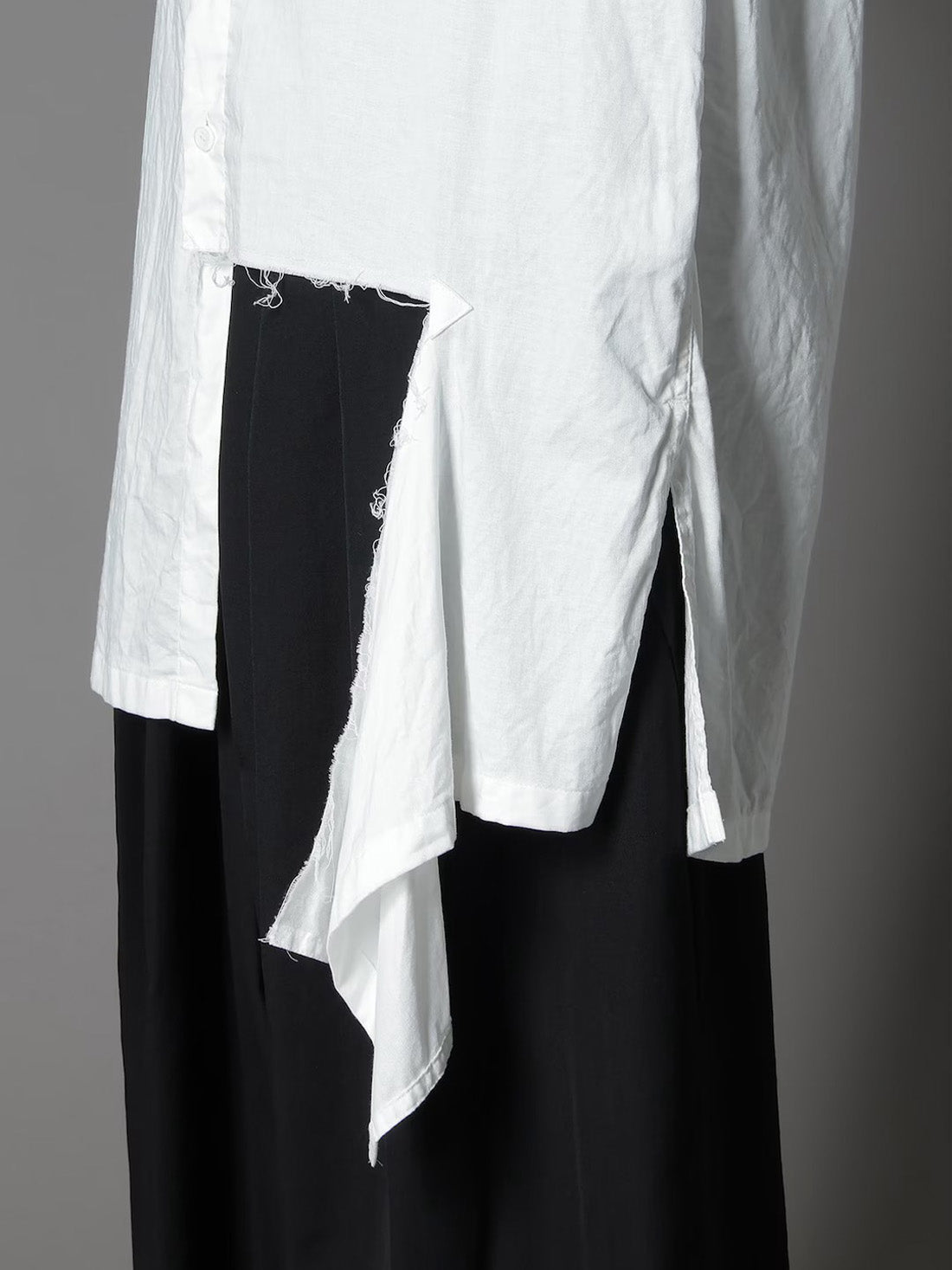 【Ground Y - グラウンドワイ】LIGHT COTTON TWILLL WASH ONC LEFT FRONT CUT-OUT SHIRT / WHITE(シャツ/ホワイト)
