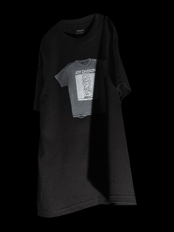 【PLEASURES × joy division - プレジャーズ × ジョイディヴィジョン】BROKEN IN T-SHIRT / BLACK (Tシャツ/ブラック)