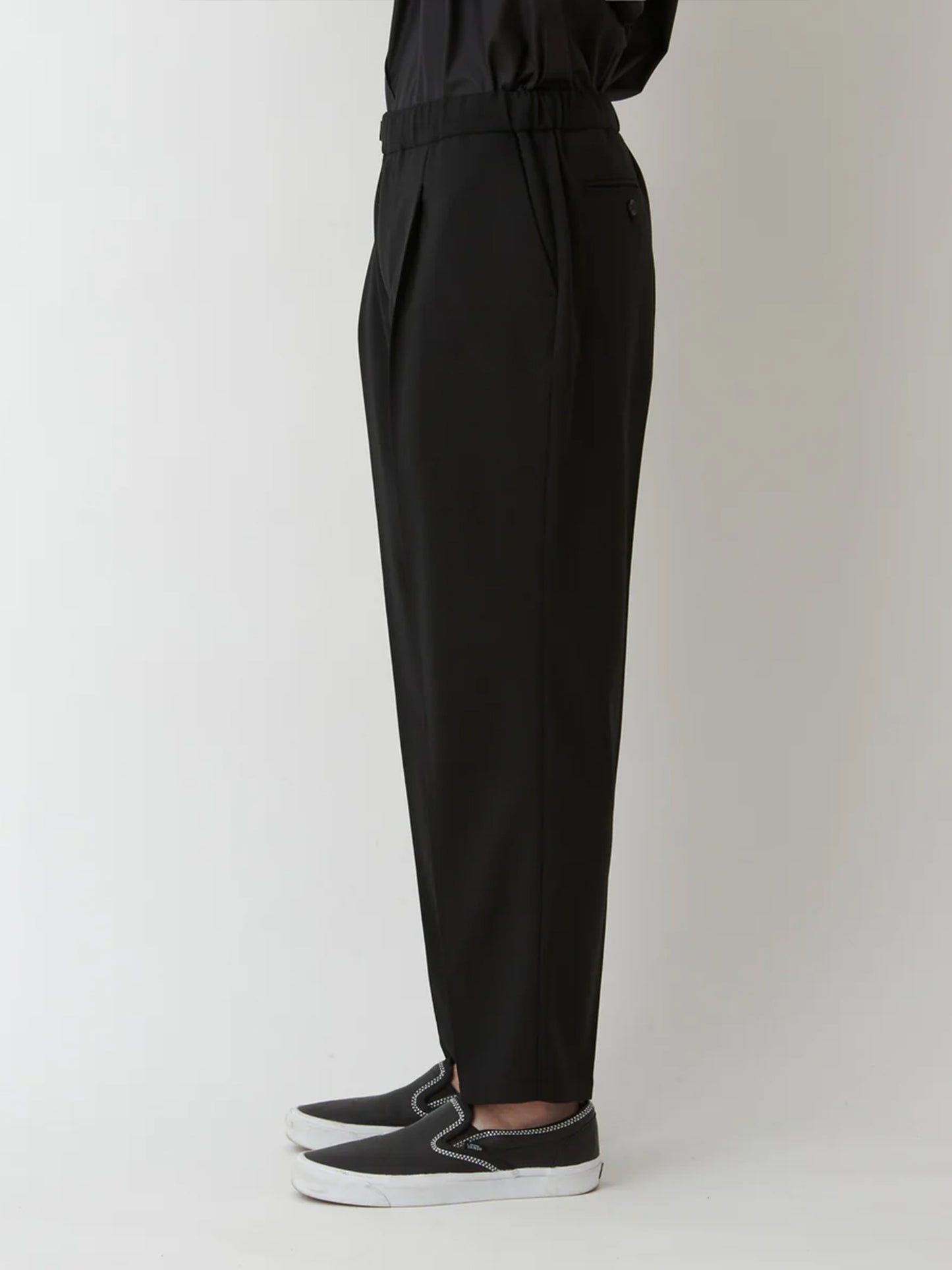 【White Mountaineering - ホワイトマウンテニアリング】STRETCH TWILL 1 TUCK PANTS/CHARCOAL (パンツ/チャコール)