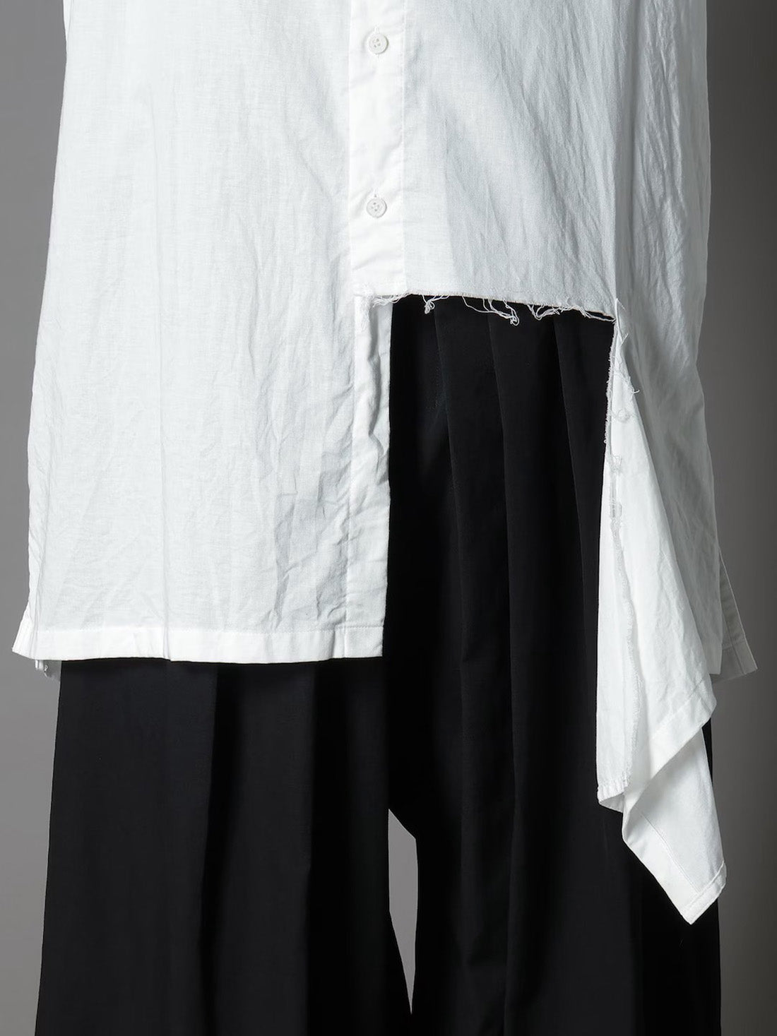 【Ground Y - グラウンドワイ】LIGHT COTTON TWILLL WASH ONC LEFT FRONT CUT-OUT SHIRT / WHITE(シャツ/ホワイト)