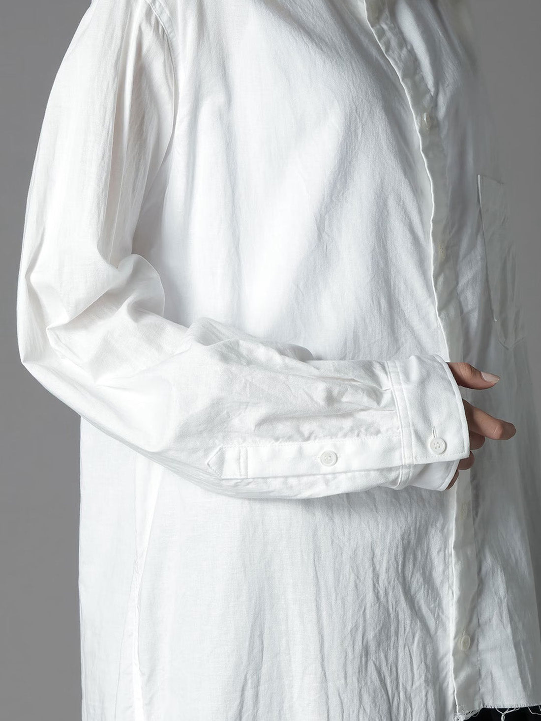 【Ground Y - グラウンドワイ】LIGHT COTTON TWILLL WASH ONC LEFT FRONT CUT-OUT SHIRT / WHITE(シャツ/ホワイト)