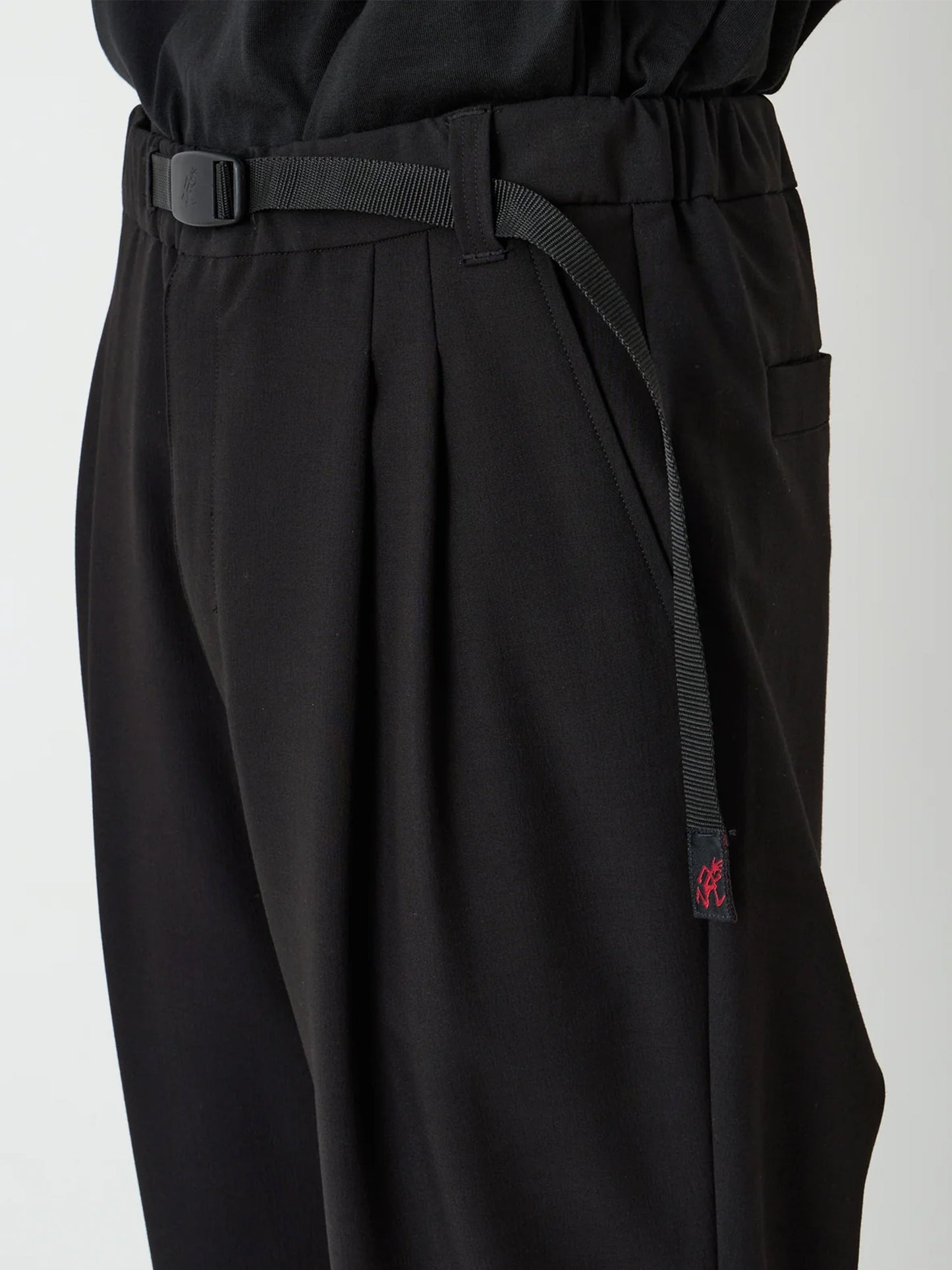 【White Mountaineering - ホワイトマウンテニアリング】WM × GRAMICCI 2 TUCK TAPERED PANTS (パンツ/ブラック)