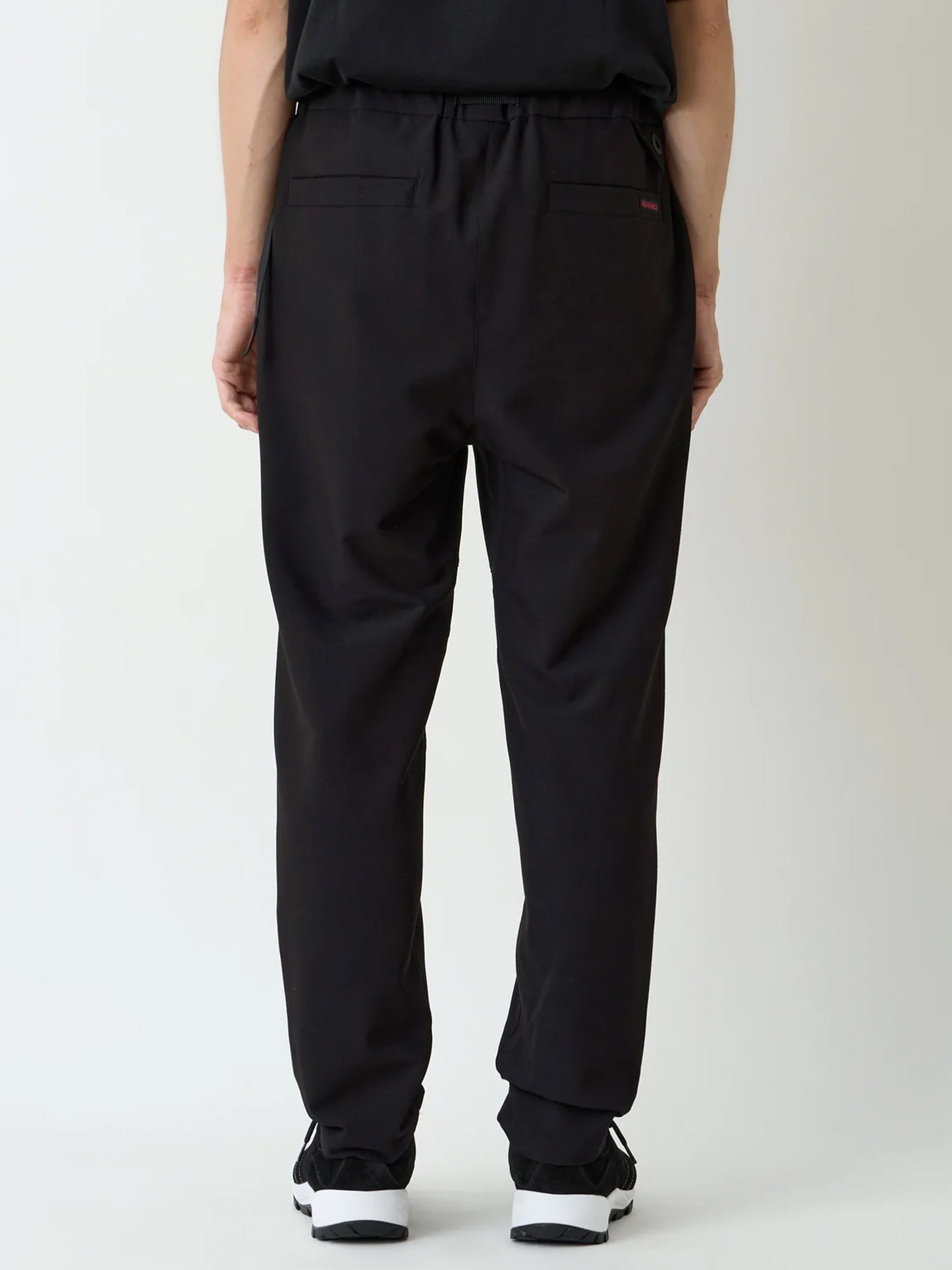 【White Mountaineering - ホワイトマウンテニアリング】WM × GRAMICCI 2 TUCK TAPERED PANTS (パンツ/ブラック)