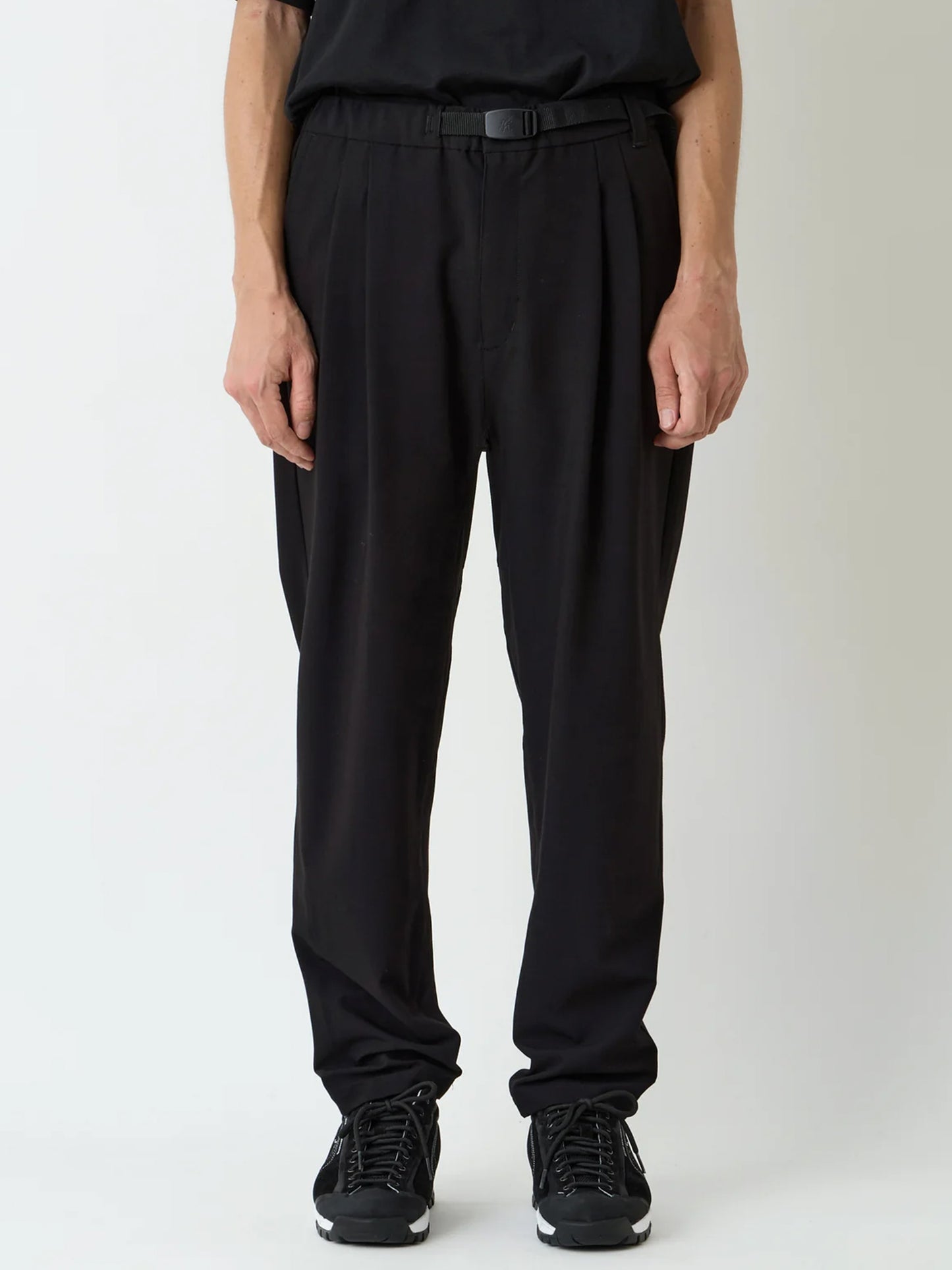 【White Mountaineering - ホワイトマウンテニアリング】WM × GRAMICCI 2 TUCK TAPERED PANTS (パンツ/ブラック)