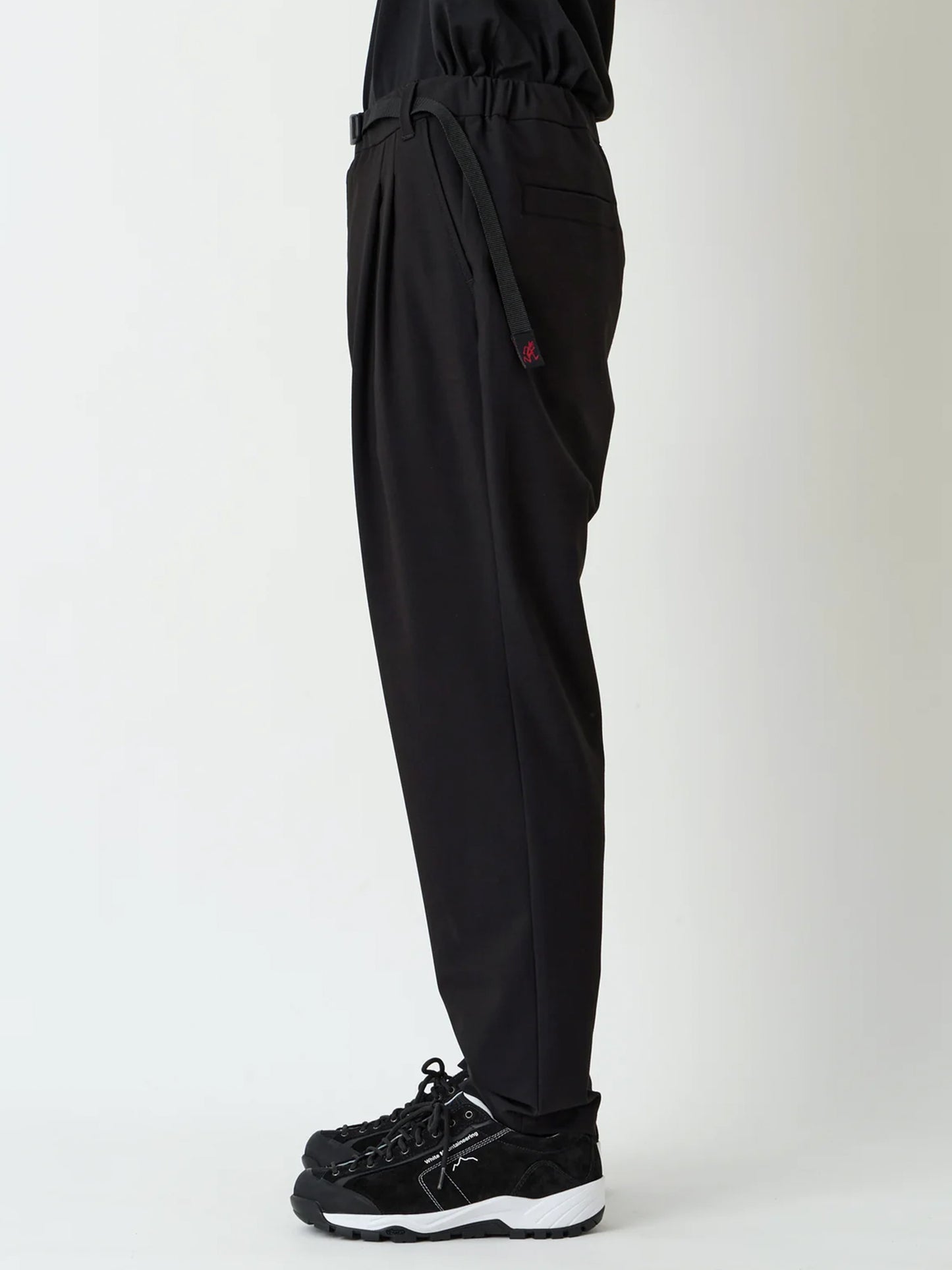 【White Mountaineering - ホワイトマウンテニアリング】WM × GRAMICCI 2 TUCK TAPERED PANTS (パンツ/ブラック)