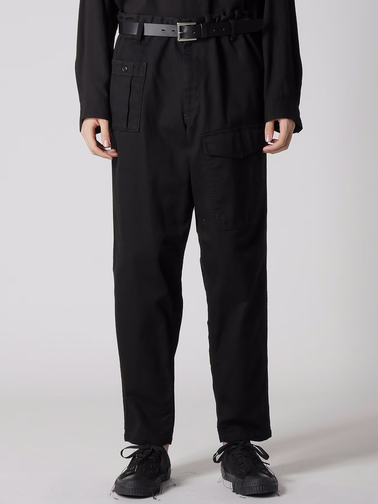【Yohji Yamamoto POUR HOMME - ヨウジヤマモト プールオム】BLACK SCANDAL KATSURAGI NO-TUCK WAIST STRING WORK PANTS(パンツ/ブラック)