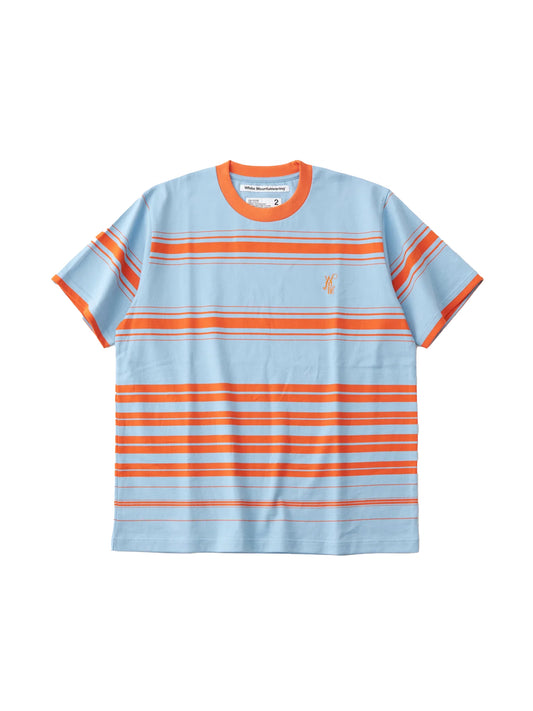 【White Mountaineering - ホワイトマウンテニアリング】RANDAM STRIPE LOGO T-SHIRT / SAX (Tシャツ/サックス)