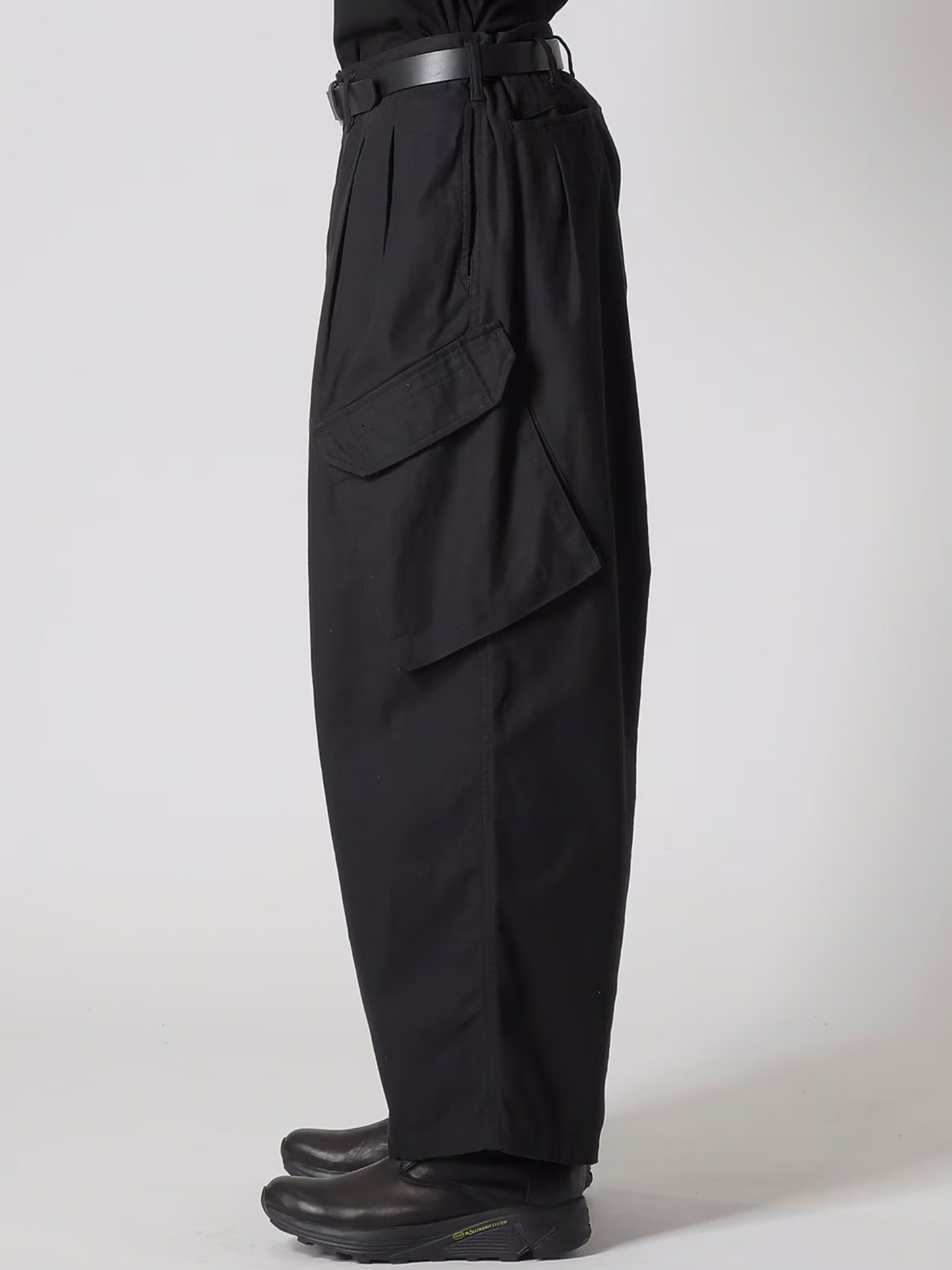 【Yohji Yamamoto POUR HOMME - ヨウジヤマモト プールオム】BS HERRINGBONE 12TUCK WORK PANTS(パンツ/ブラック)