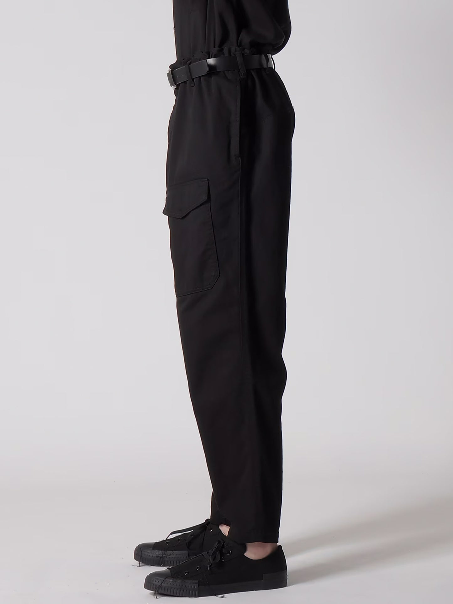 【Yohji Yamamoto POUR HOMME - ヨウジヤマモト プールオム】BLACK SCANDAL KATSURAGI NO-TUCK WAIST STRING WORK PANTS(パンツ/ブラック)
