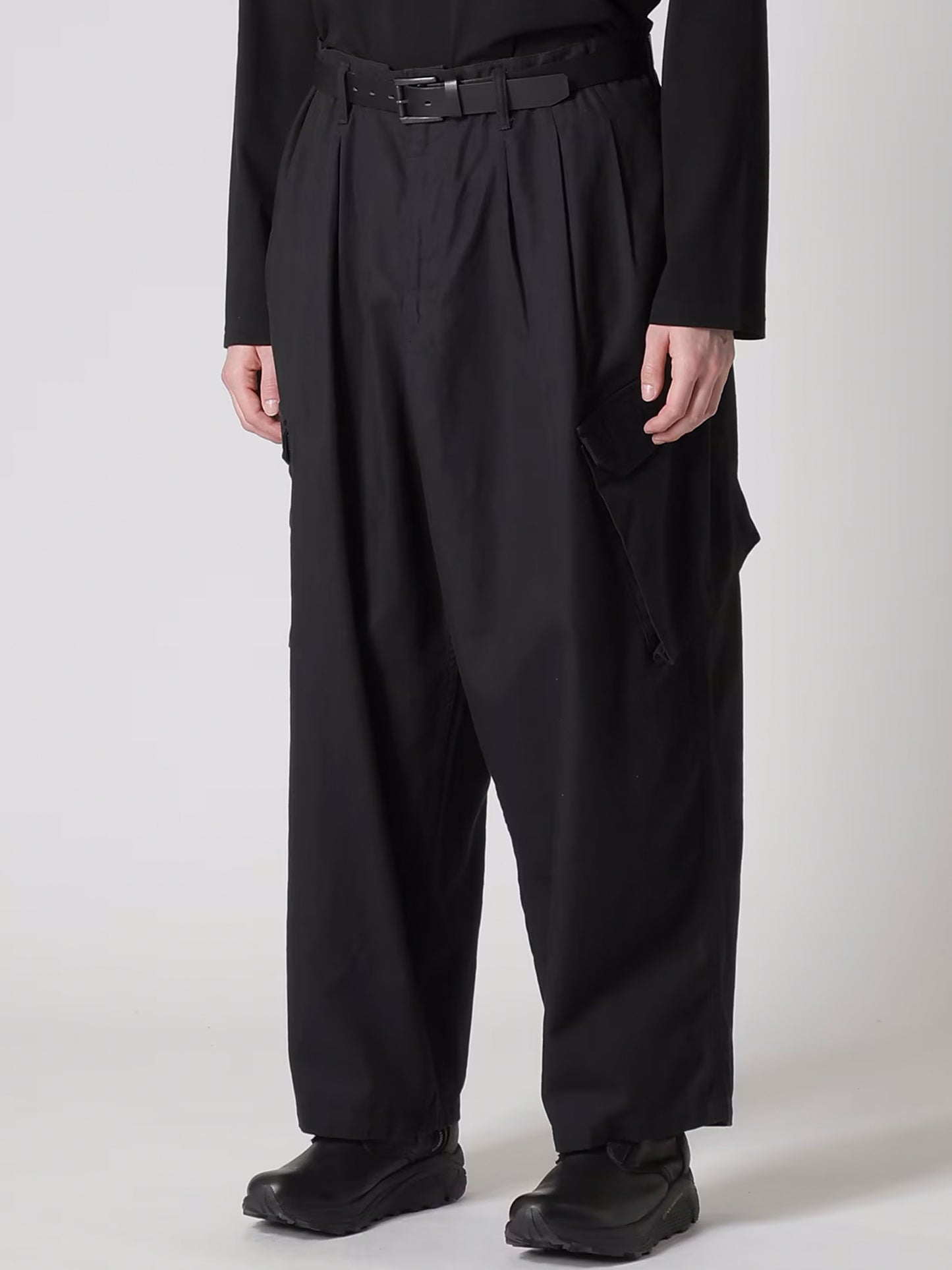 【Yohji Yamamoto POUR HOMME - ヨウジヤマモト プールオム】BS HERRINGBONE 12TUCK WORK PANTS(パンツ/ブラック)