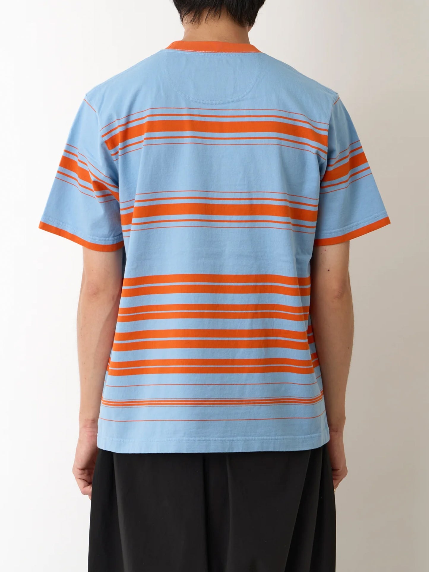 【White Mountaineering - ホワイトマウンテニアリング】RANDAM STRIPE LOGO T-SHIRT / SAX (Tシャツ/サックス)