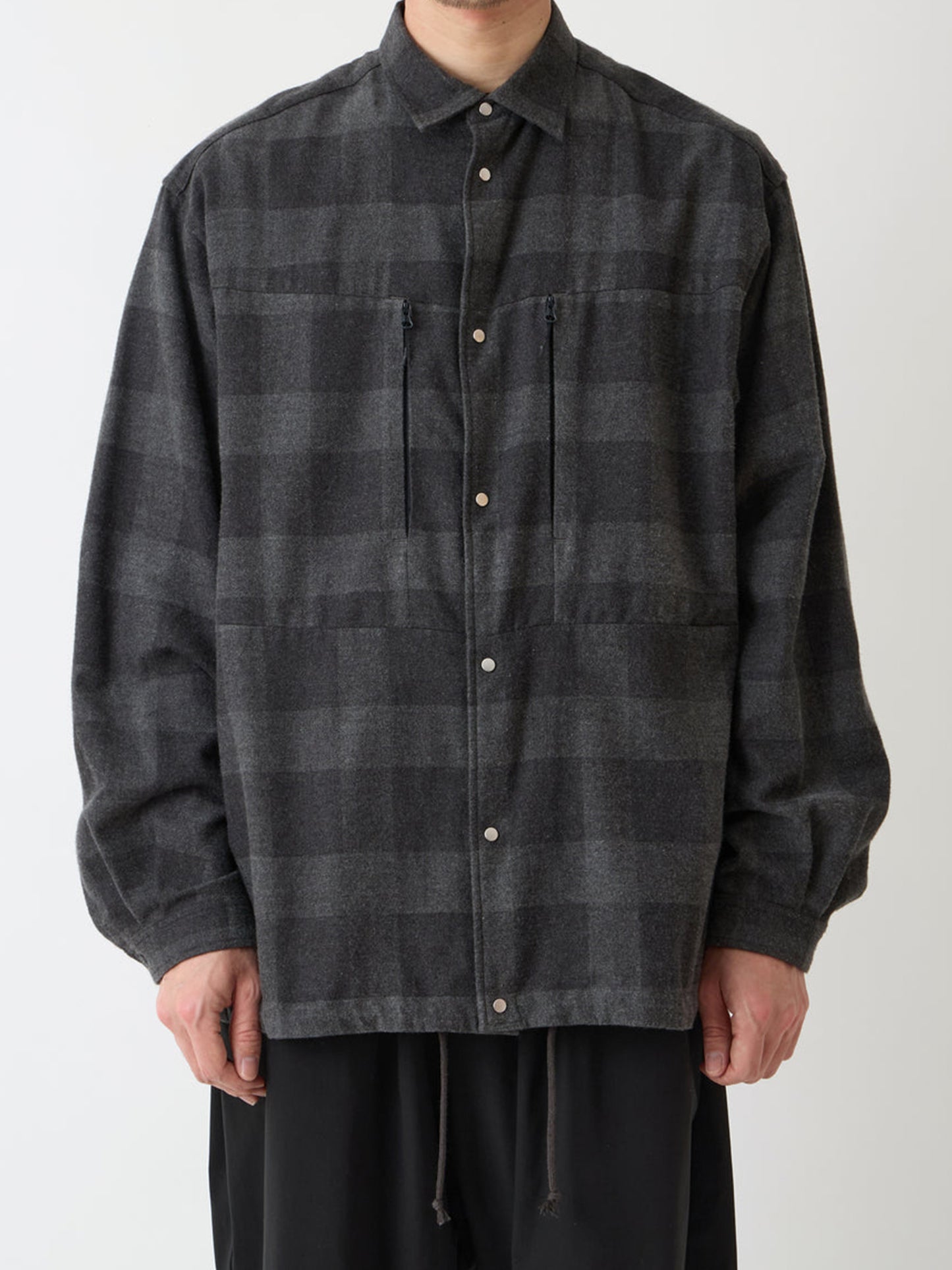 【White Mountaineering - ホワイトマウンテニアリング】GUSSET SLEEVE SHIRT BLOUSON / CHACOAL (シャツ/チャコール)