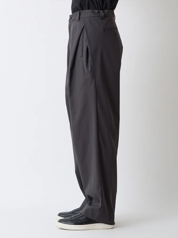 【White Mountaineering - ホワイトマウンテニアリング】SOLOTEX 2 TUCK WIDE PANTS / CHARCOAL(パンツ/チャコール)