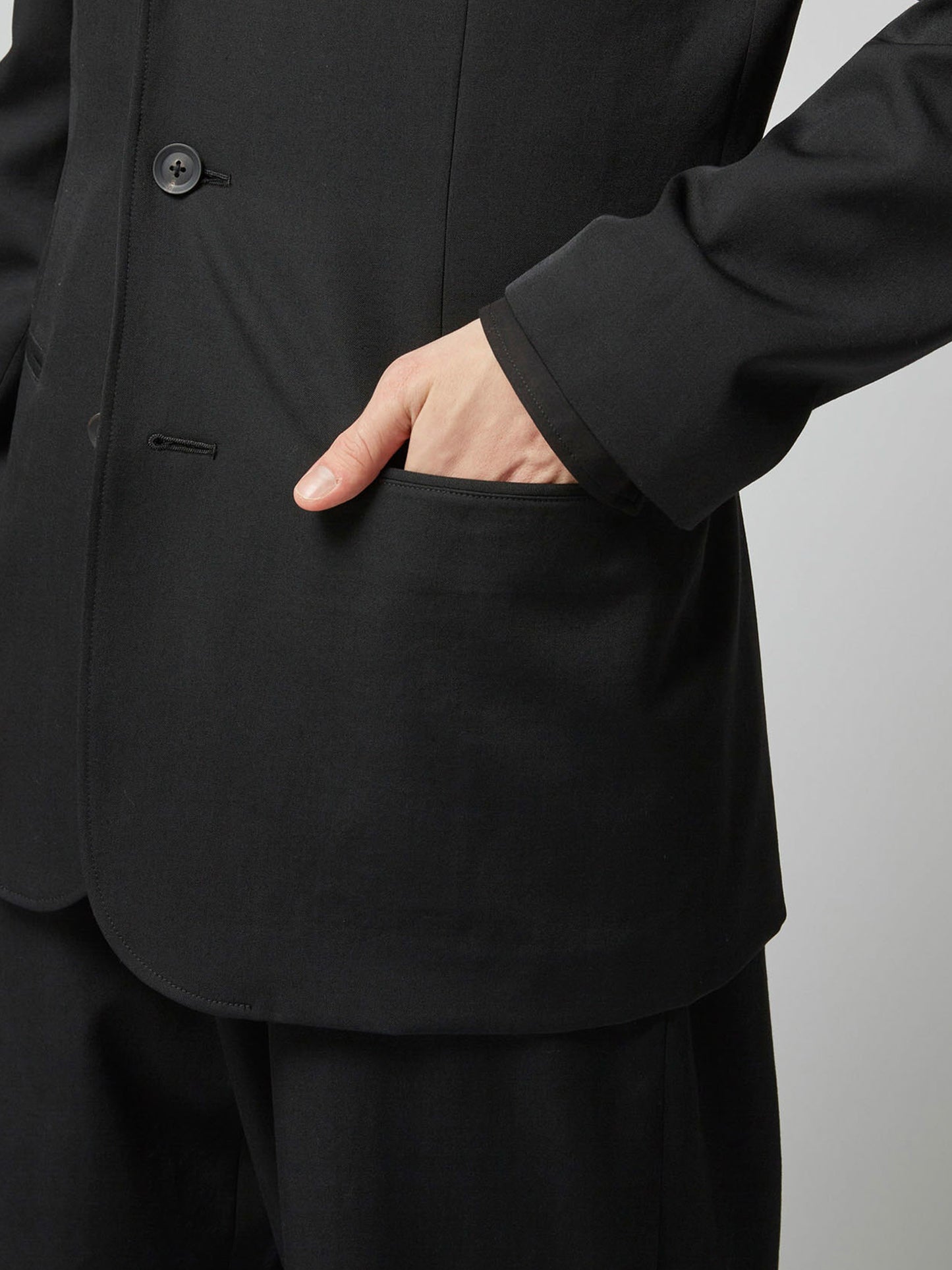 【Yohji Yamamoto POUR HOMME - ヨウジヤマモト プールオム】WOOL GABARDINE 5-BUTTON JACKET WITH SHOULDER TAB DETAIL(ジャケット)