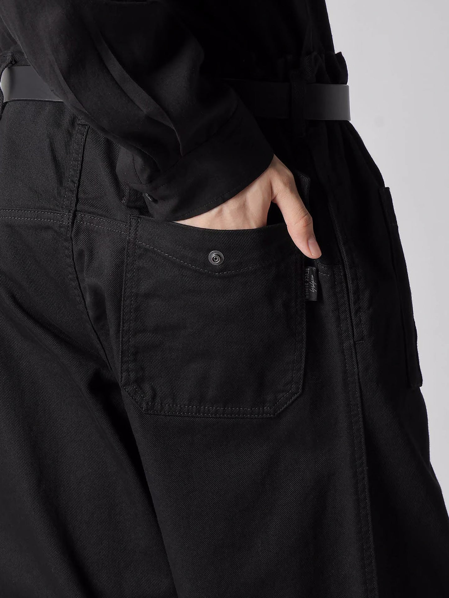 【Yohji Yamamoto POUR HOMME - ヨウジヤマモト プールオム】BLACK SCANDAL KATSURAGI NO-TUCK WAIST STRING WORK PANTS(パンツ/ブラック)