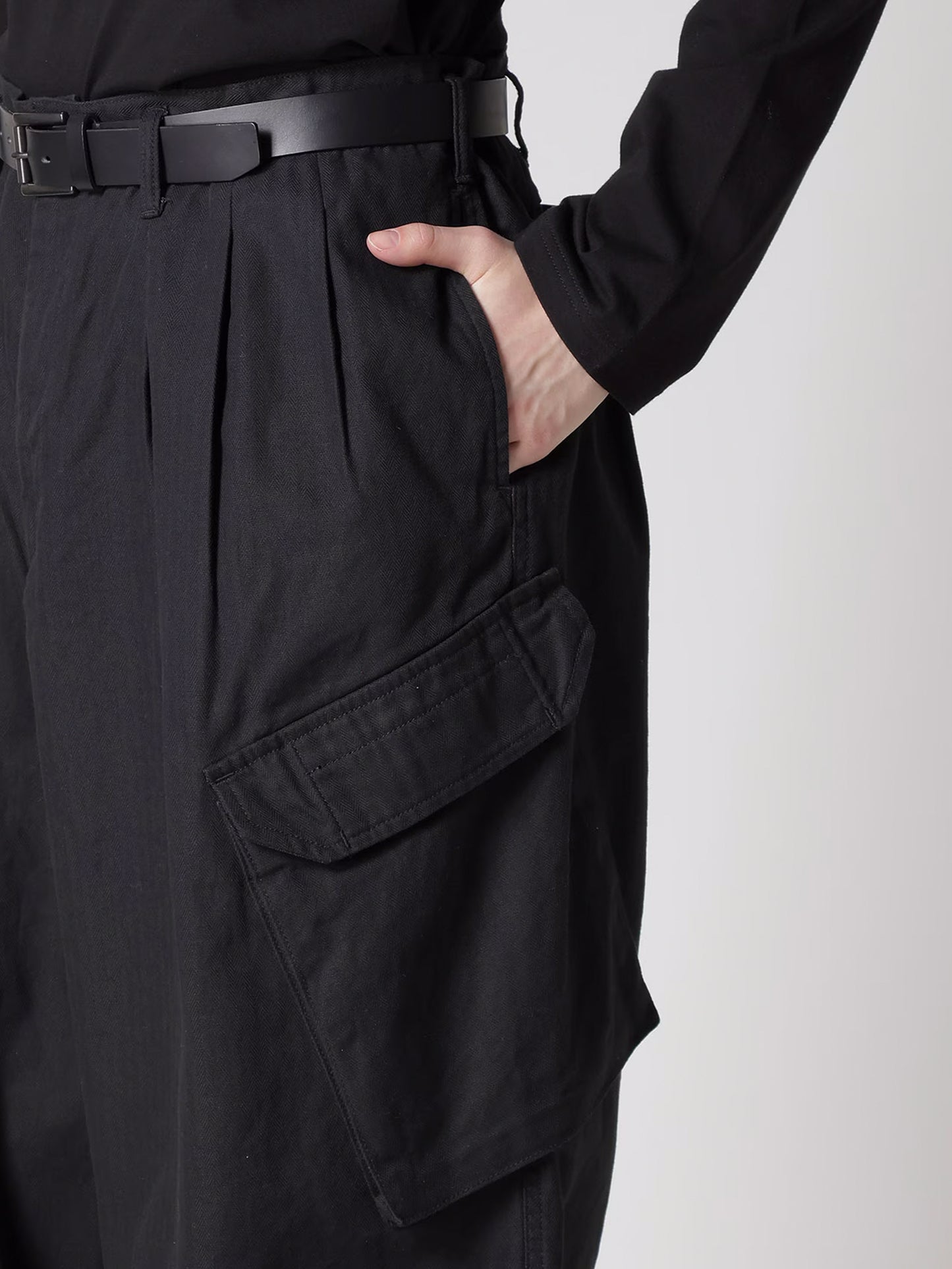 【Yohji Yamamoto POUR HOMME - ヨウジヤマモト プールオム】BS HERRINGBONE 12TUCK WORK PANTS(パンツ/ブラック)