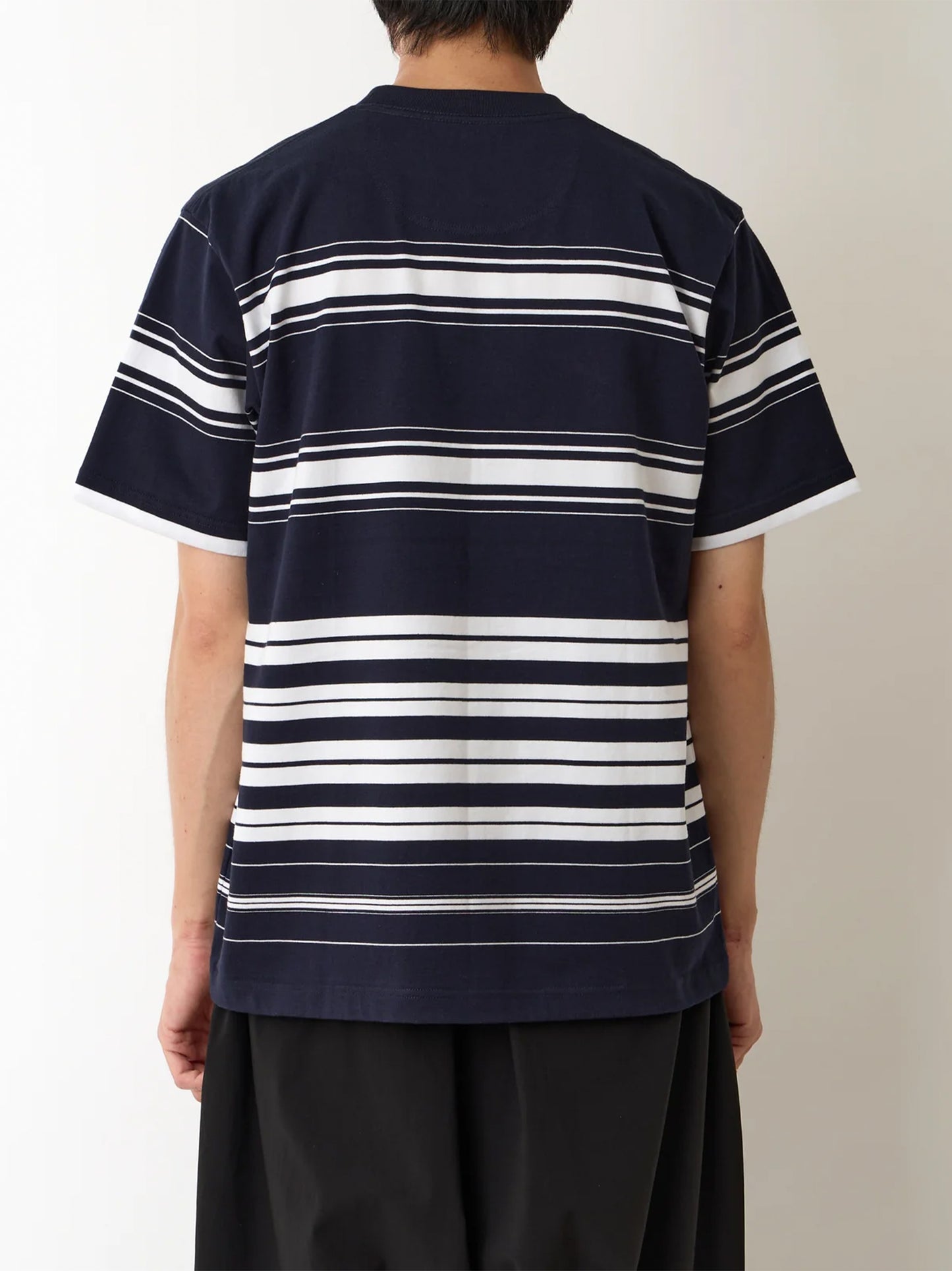 【White Mountaineering - ホワイトマウンテニアリング】RANDAM STRIPE LOGO T-SHIRT / NAVY (Tシャツ/ネイビー)