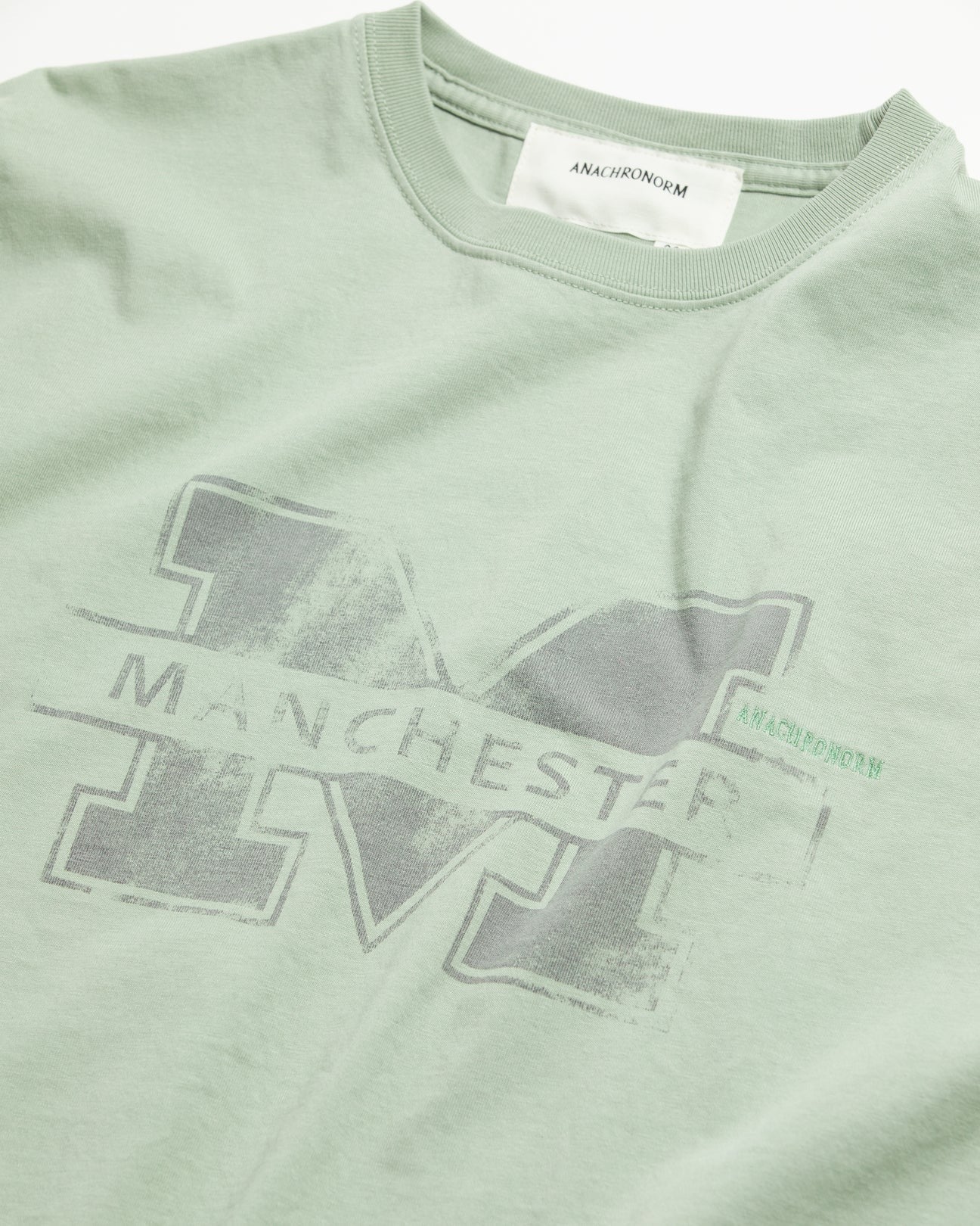 【ANACHRONORM - アナクロノーム】AN368 MANCHESTER PRINTED S/S T-S / SAGE (Tシャツ/セージ)