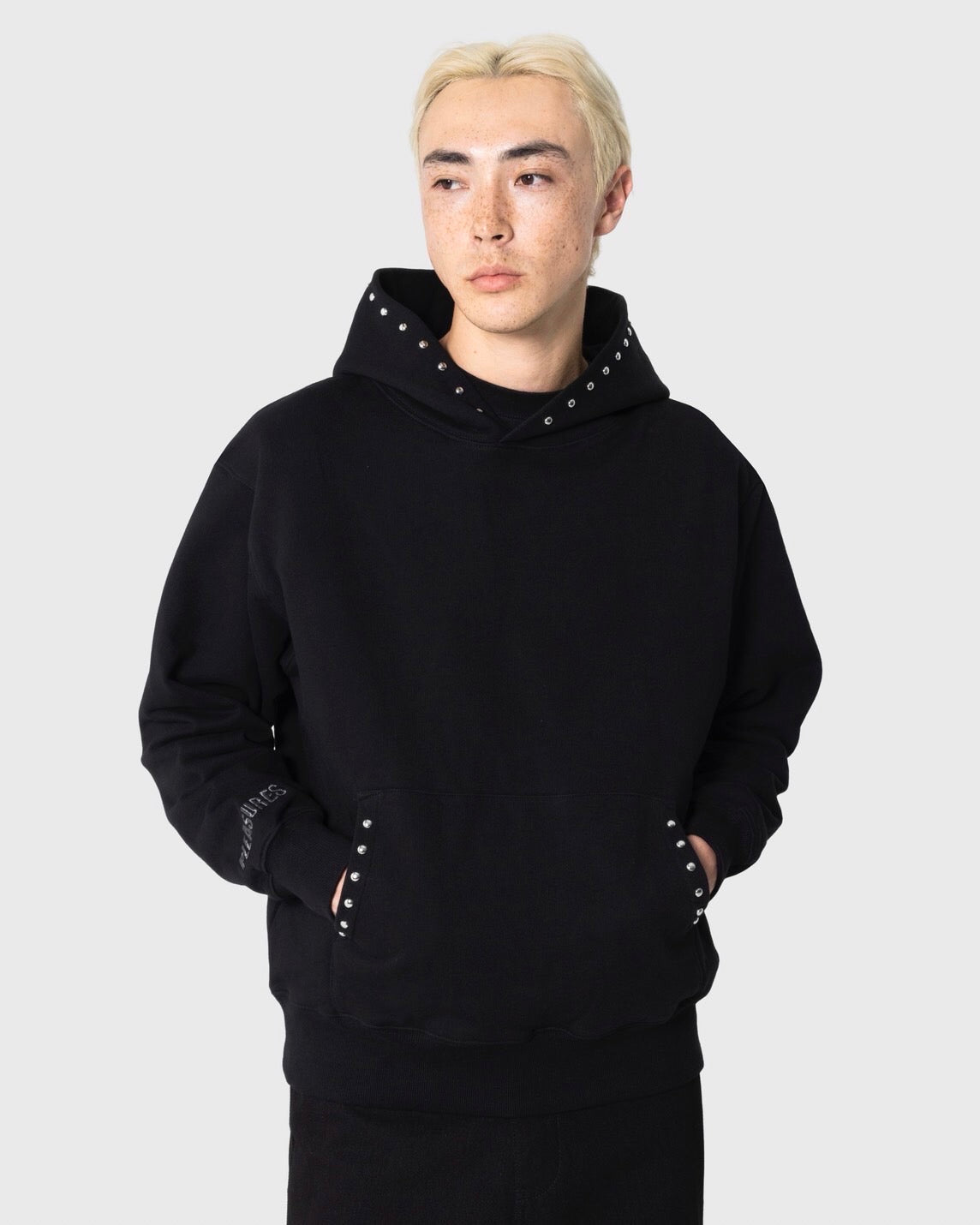 【PLEASURES - プレジャーズ】LUCKY STUDDED HOODIE / BLACK (フーディ/ブラック)