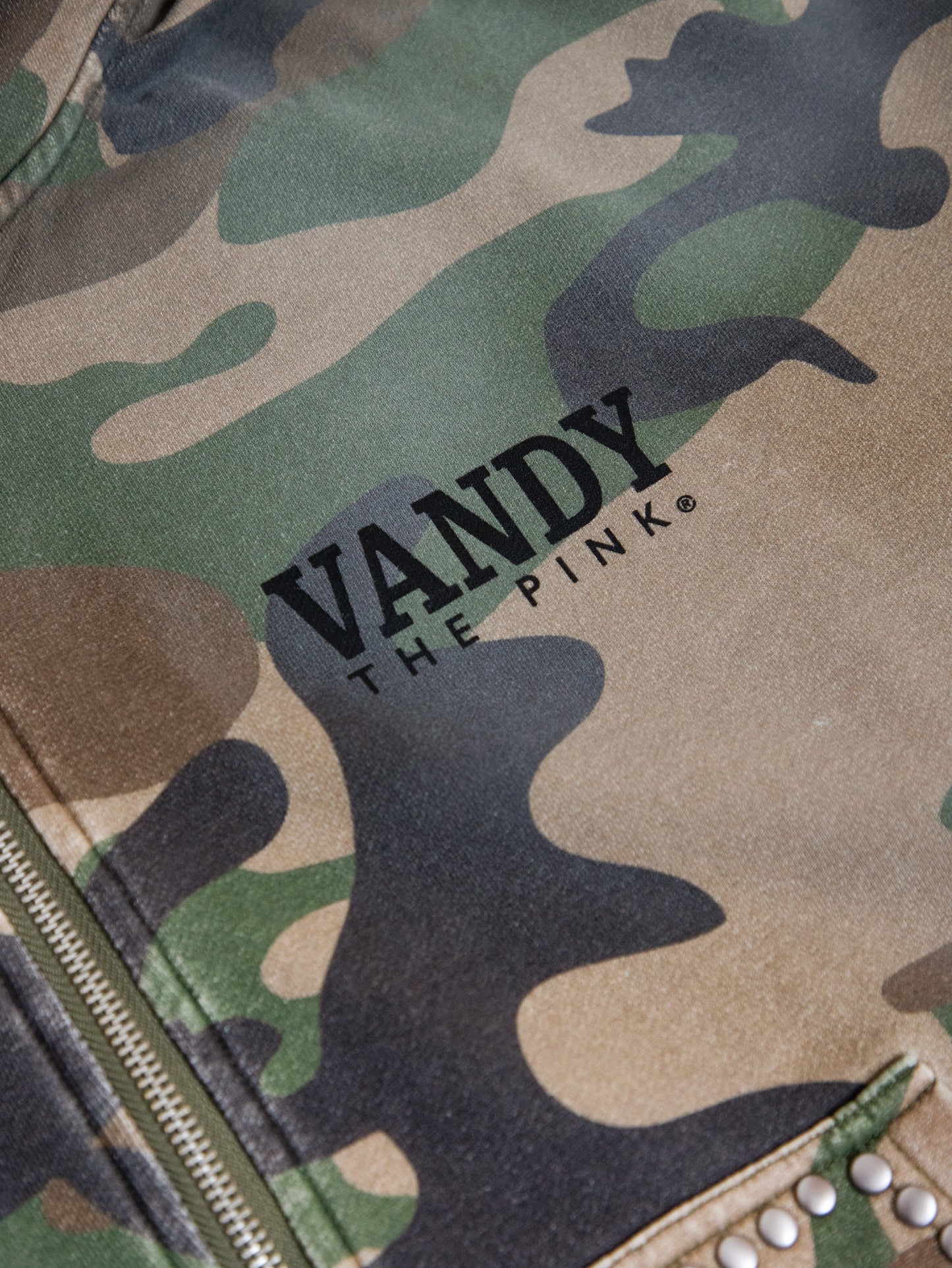 【VANDY THE PINK - ヴァンディー・ザ・ピンク】CAMO STUDDEDZIP UP / CAMO (フーディー/カモ)