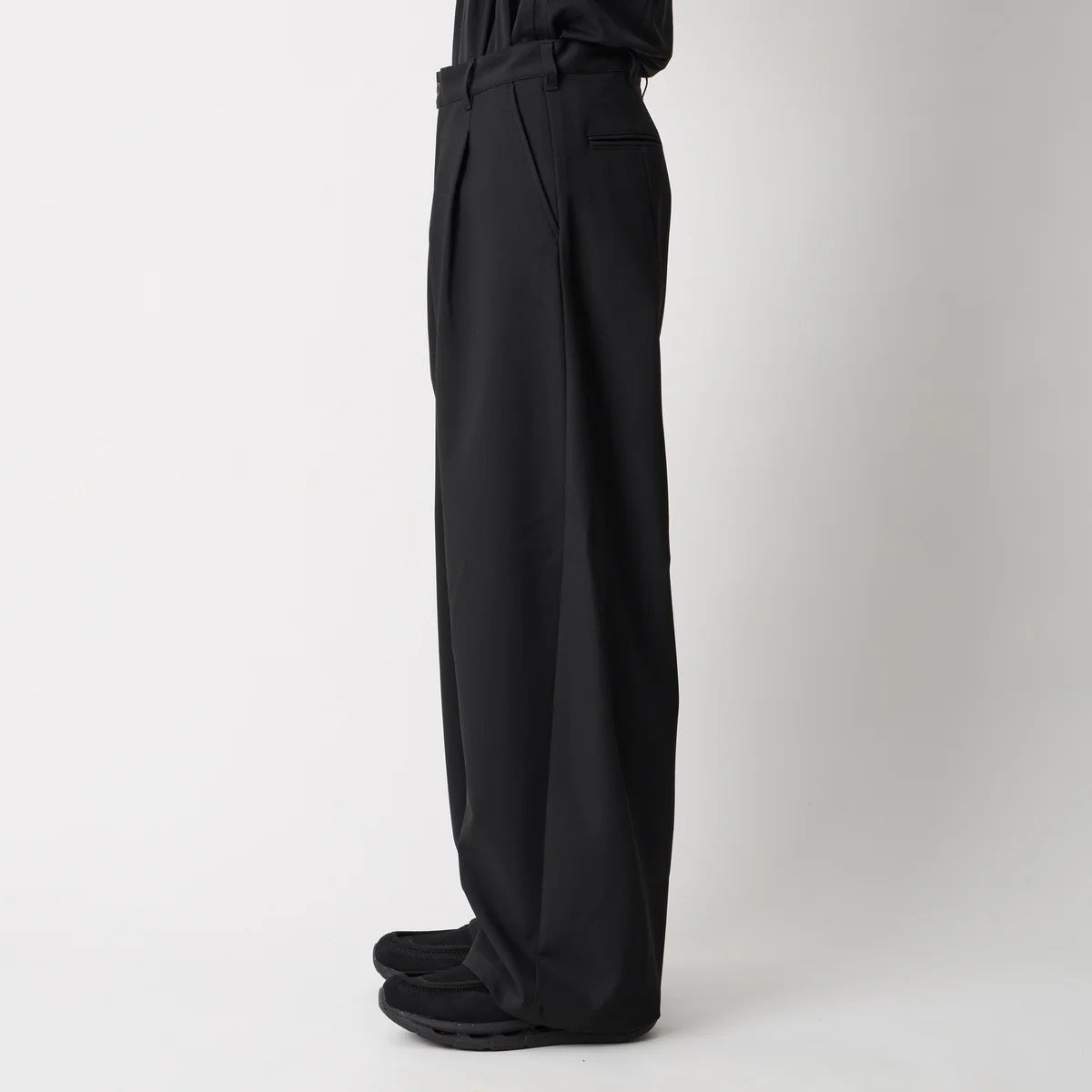 【White Mountaineering - ホワイトマウンテニアリング】STRETCH CURVE PANTS / BLACK (パンツ/ブラック)