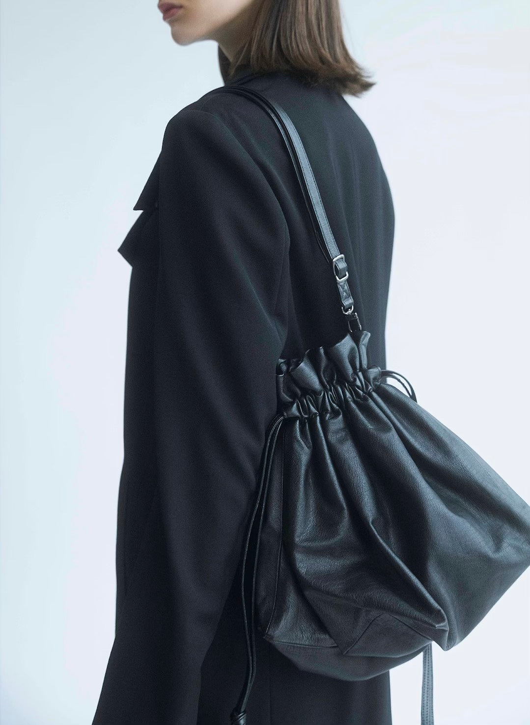 【Discord Yohji Yamamoto - ディスコード ヨウジヤマモト】 Unevenness drawstring shoulder / BLACK (バッグ/ブラック)