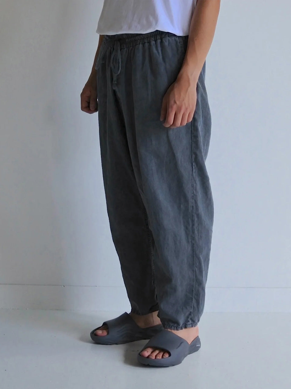 【ANACHRONORM - アナクロノーム】 AN364 PIGMENT DYED LINEN TAPERED EASY PANTS / BLACK DYED (パンツ/ブラック)