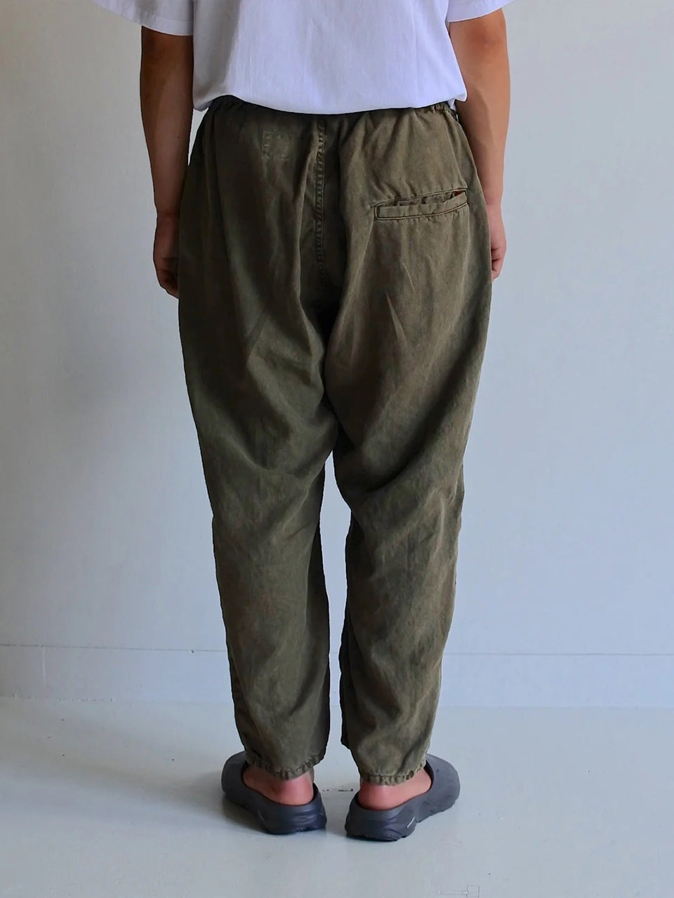 【ANACHRONORM - アナクロノーム】 AN364 PIGMENT DYED LINEN TAPERED EASY PANTS / OLIVE DYED (パンツ/オリーブ)