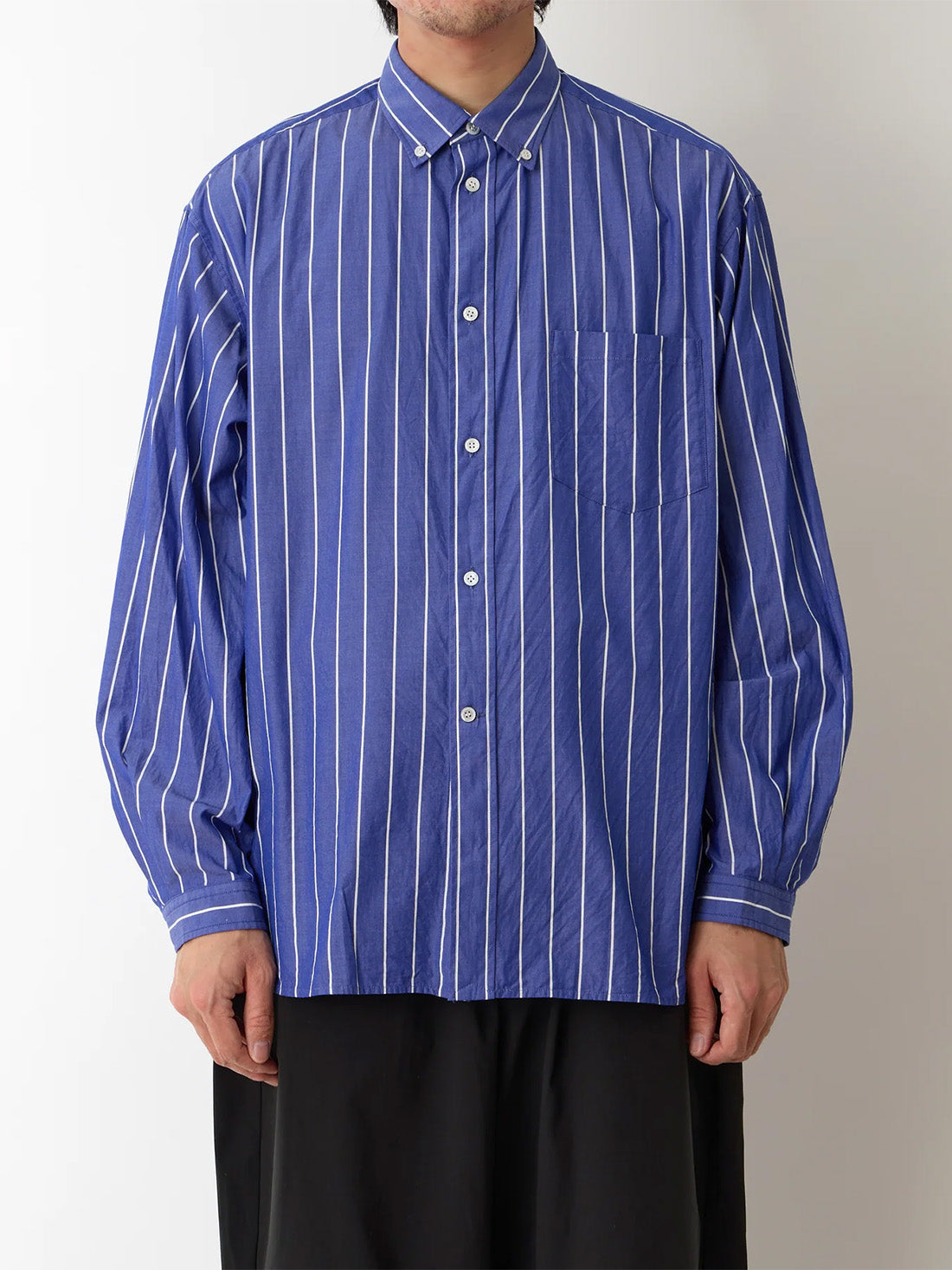 【White Mountaineering - ホワイトマウンテニアリング】MID GUSSET SLEEVE STRIPE BUTTON SHIRT / BLUE(シャツ/ブルー)