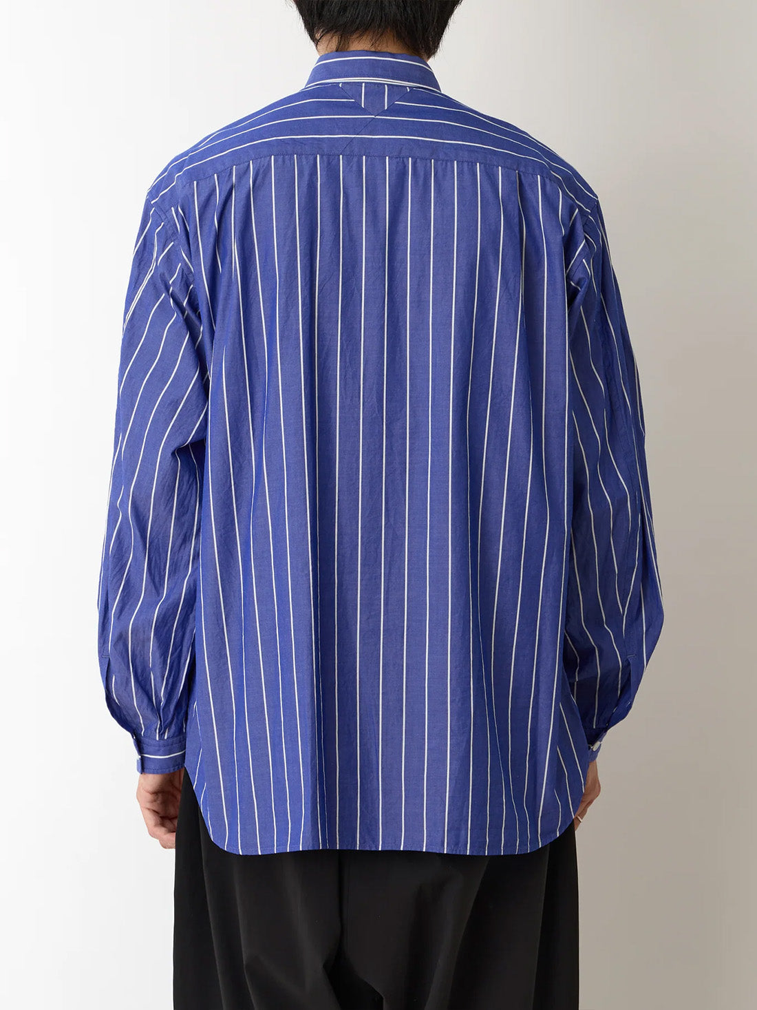 【White Mountaineering - ホワイトマウンテニアリング】MID GUSSET SLEEVE STRIPE BUTTON SHIRT / BLUE(シャツ/ブルー)