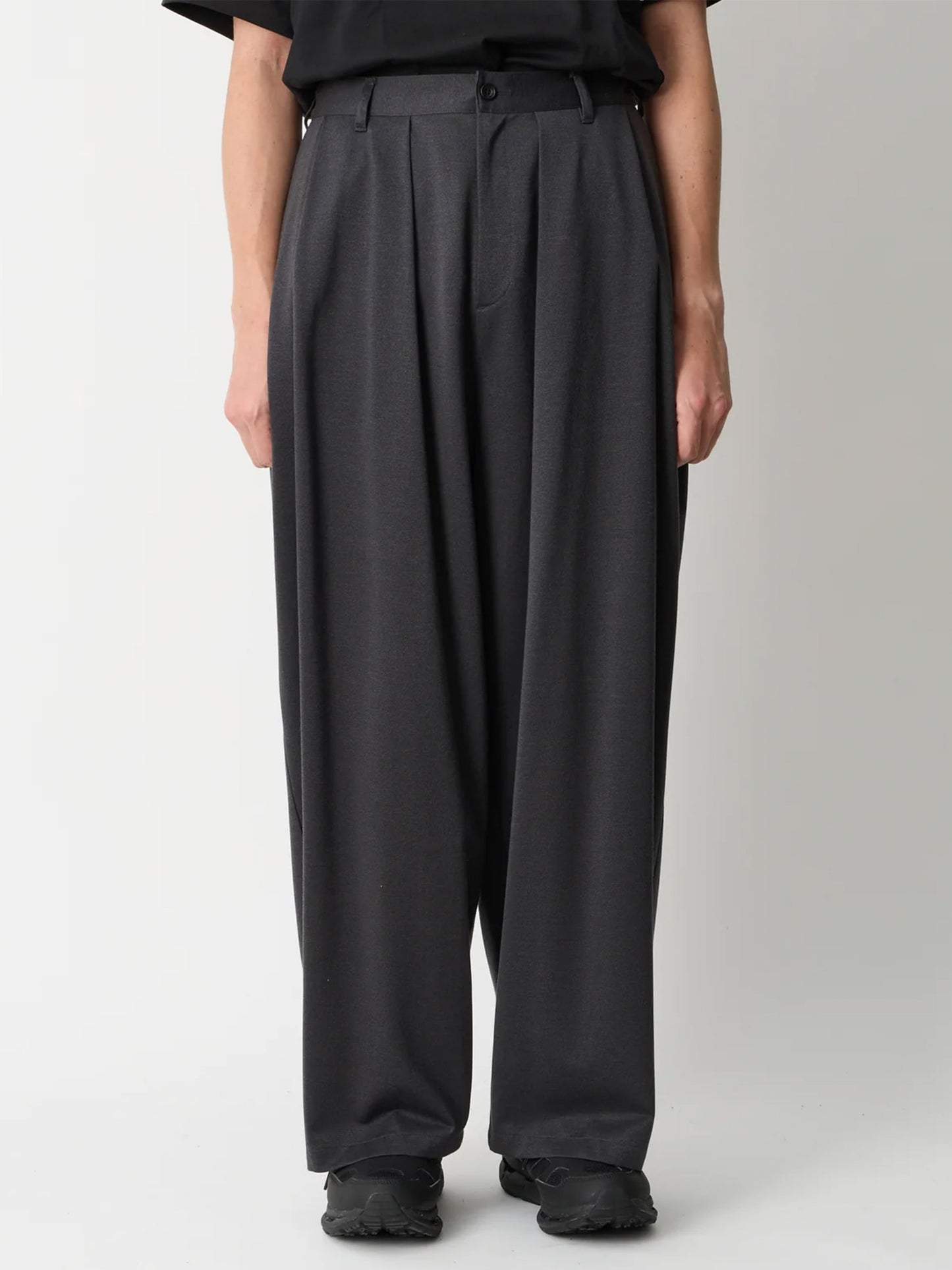 【White Mountaineering - ホワイトマウンテニアリング】12 TUCK WIDE PANTS / CHARCOAL(パンツ/チャコール)