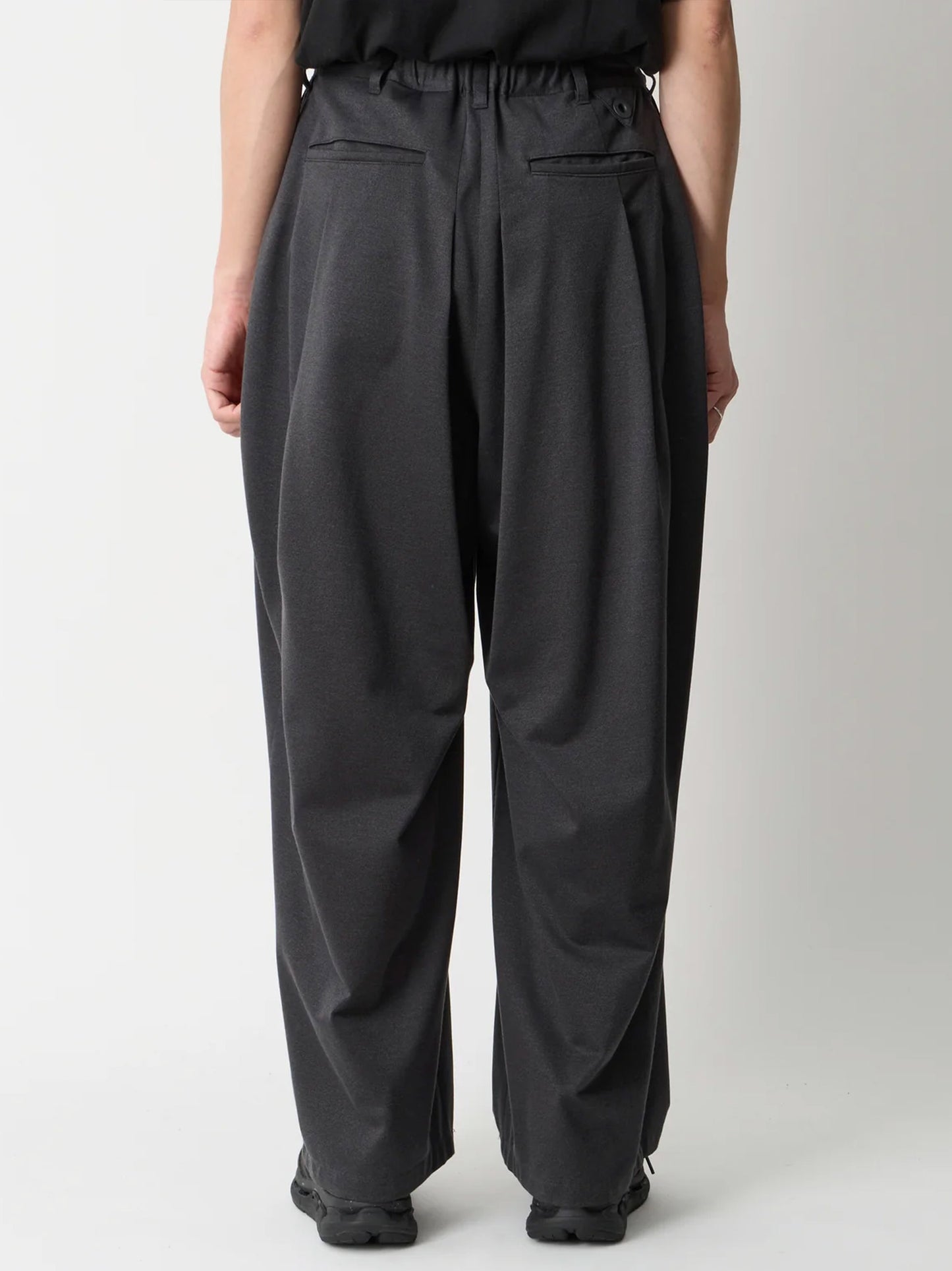 【White Mountaineering - ホワイトマウンテニアリング】12 TUCK WIDE PANTS / CHARCOAL(パンツ/チャコール)
