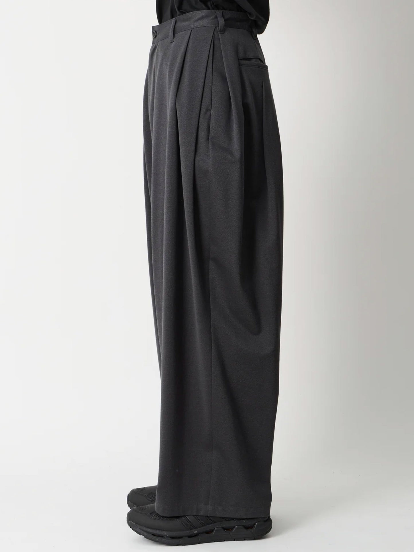 【White Mountaineering - ホワイトマウンテニアリング】12 TUCK WIDE PANTS / CHARCOAL(パンツ/チャコール)