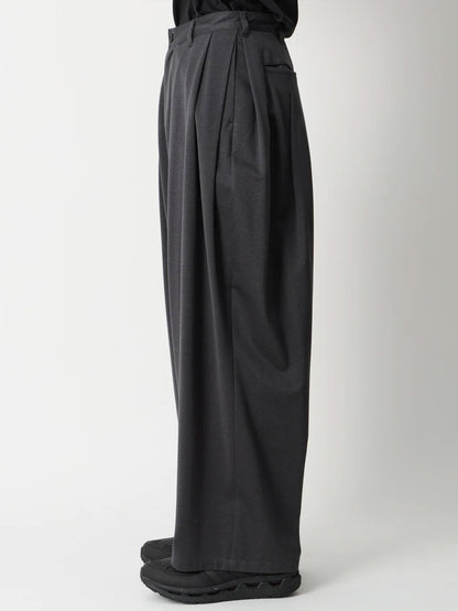 【White Mountaineering - ホワイトマウンテニアリング】12 TUCK WIDE PANTS / CHARCOAL(パンツ/チャコール)