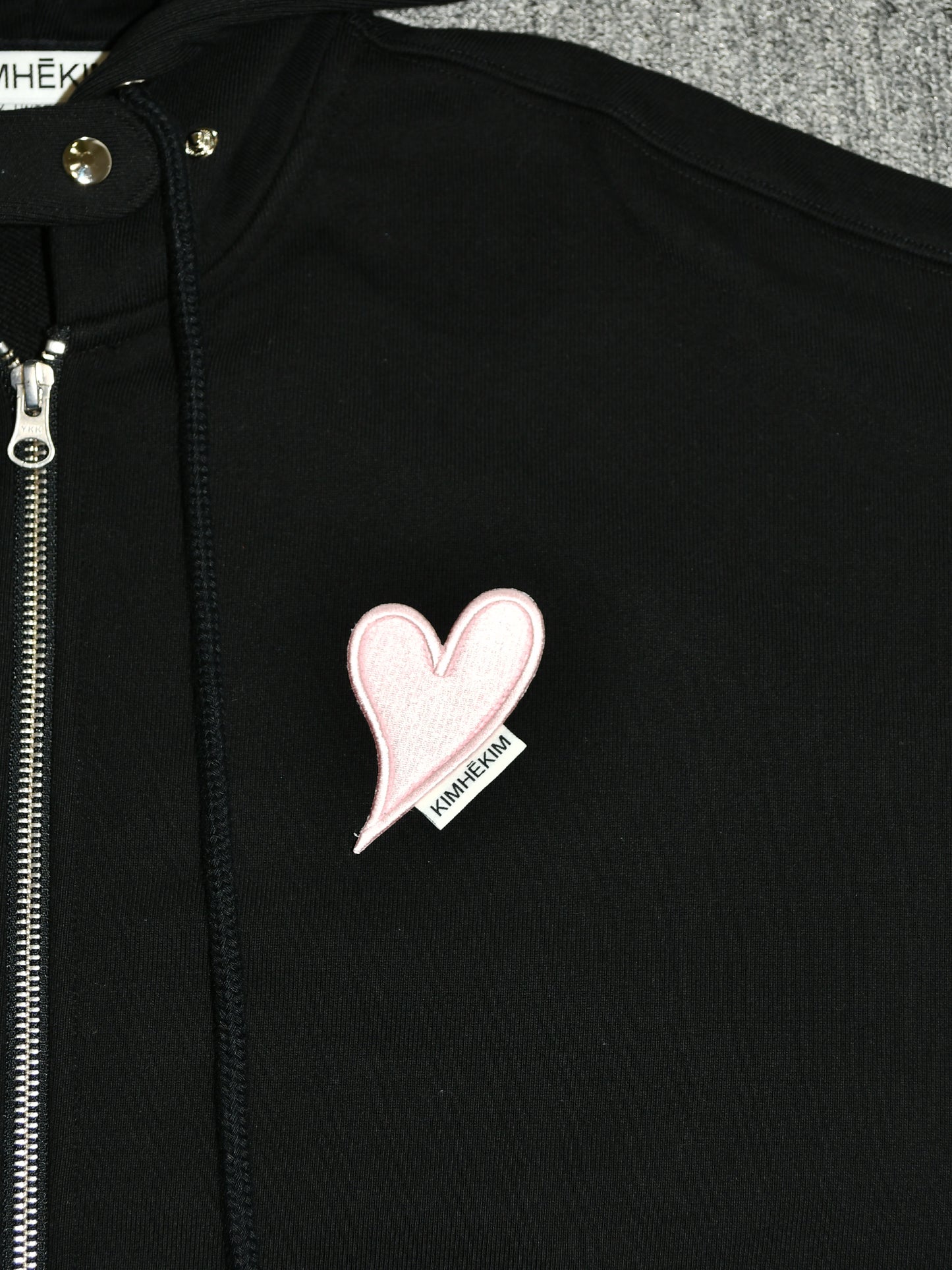 【KIMHEKIM - キムヘキム】HEART PATCH ZIP-UP HOODIE  / BLACK(フーディー/ブラック)