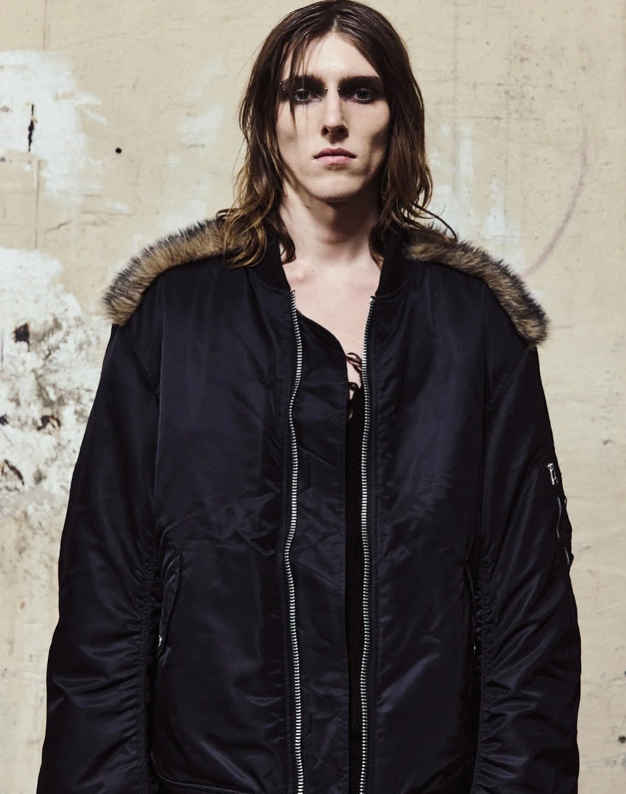 【JOHN LAWRENCE SULLIVAN - ジョンローレンスサリバン】NYLON MASSIVE ROUNDED SLEEVE BOMBER JACKET WITH BACK FUR（ジャケット/ブラック)