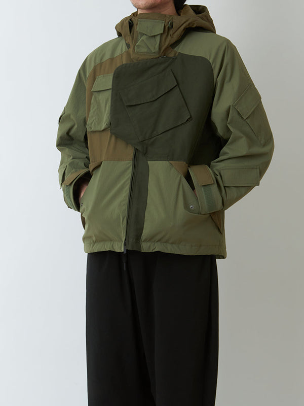 【White Mountaineering × NEXUS VII. - ホワイトマウンテニアリング × ネクサスセブン】ASYMMETRY JACKET / KHAKI(ジャケット/カーキ)