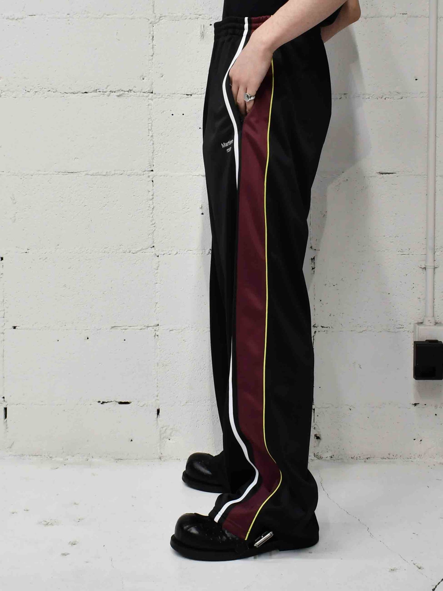 【Martine Rose  - マーティンローズ】WIDE LEG TRACKPANT / BLK BURGUNDY  (トラックパンツ/ブラックバーガンディー)
