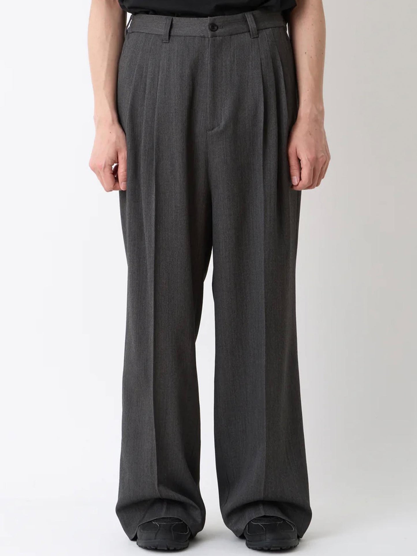 【White Mountaineering - ホワイトマウンテニアリング】3 TUCK WIDE PANTS / CHARCOAL(パンツ/チャコール)