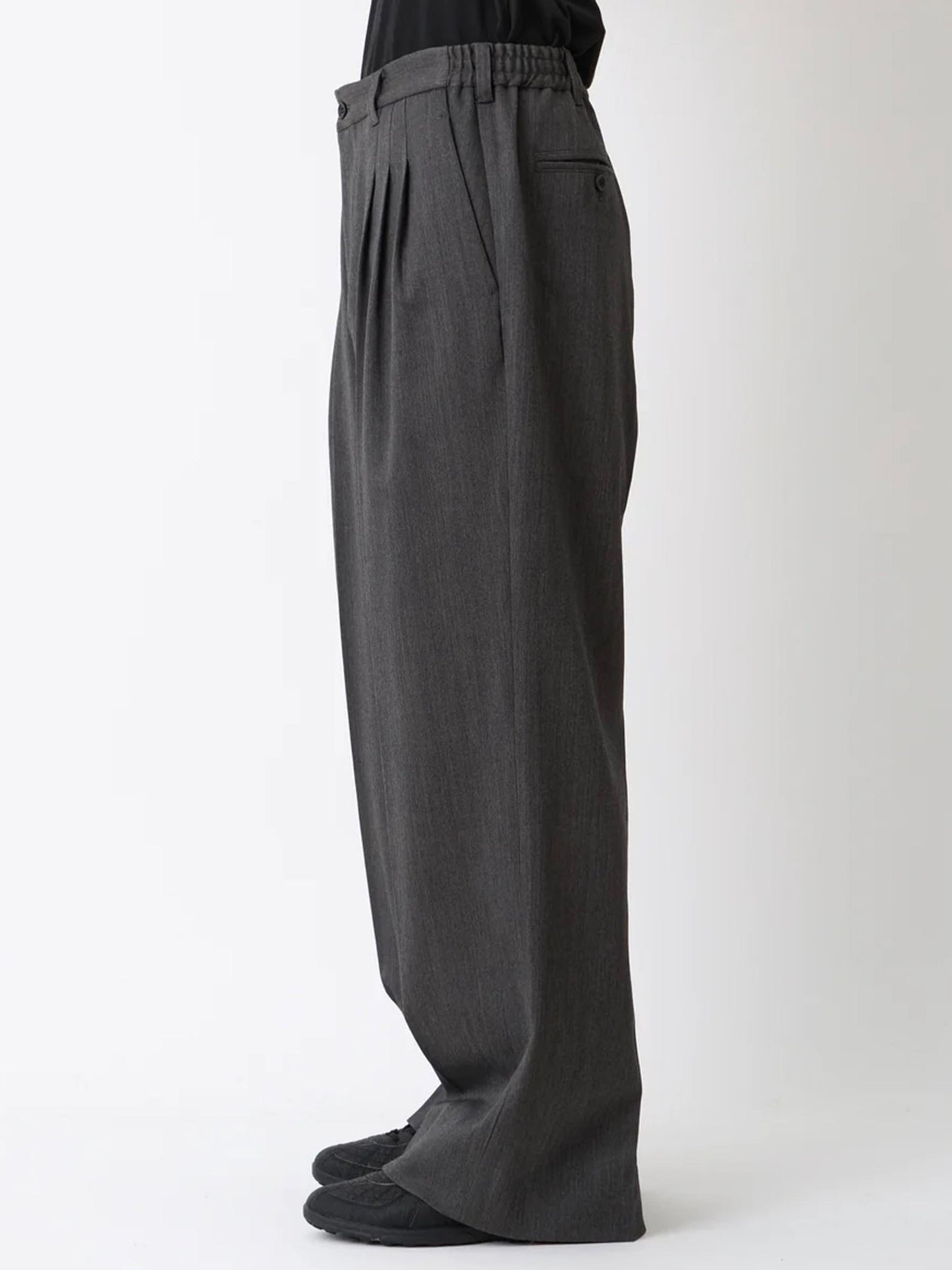 【White Mountaineering - ホワイトマウンテニアリング】3 TUCK WIDE PANTS / CHARCOAL(パンツ/チャコール)