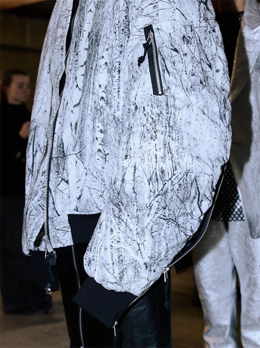 【JOHN LAWRENCE SULLIVAN - ジョンローレンスサリバン】TREE CAMO MASSIVE ROUNDED SLEEVE BOMBER JACKET（ジャケット/ホワイト)