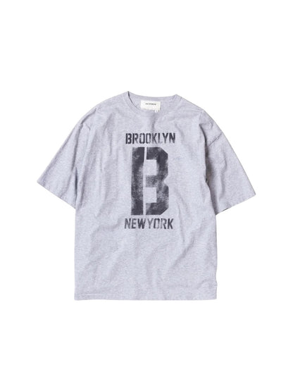 【ANACHRONORM - アナクロノーム】AN365 BROOKLYN PRINTED S/S T-S / GRAY（Tシャツ/グレー)