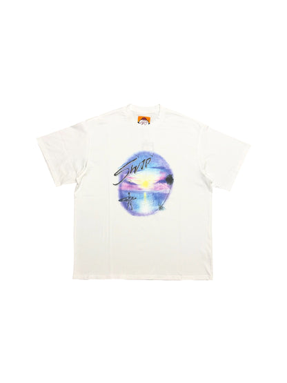 【SWJP - エスダブリュージェイピー】VACATION SOUVENIR T-SHIRT / WHITE (Tシャツ/ホワイト)