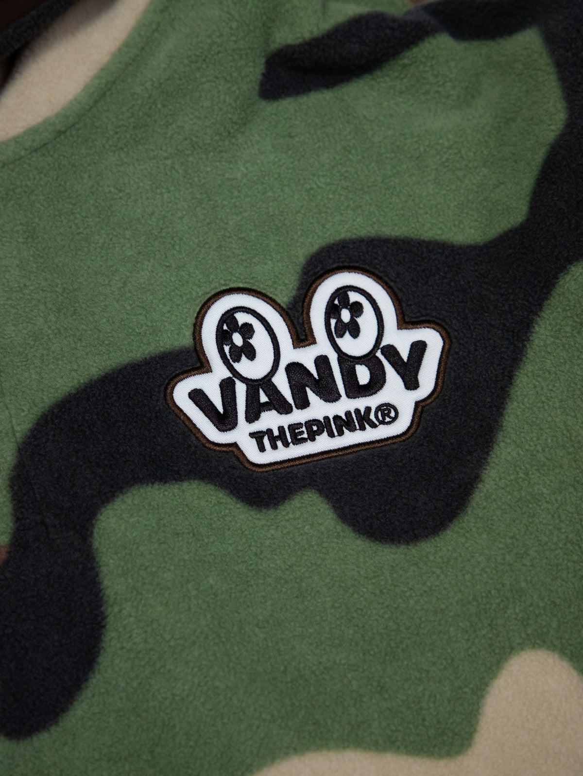 【VANDY THE PINK - ヴァンディー・ザ・ピンク】EYE LOGO SNAP FLEECE / CAMO (パーカー/カモ)