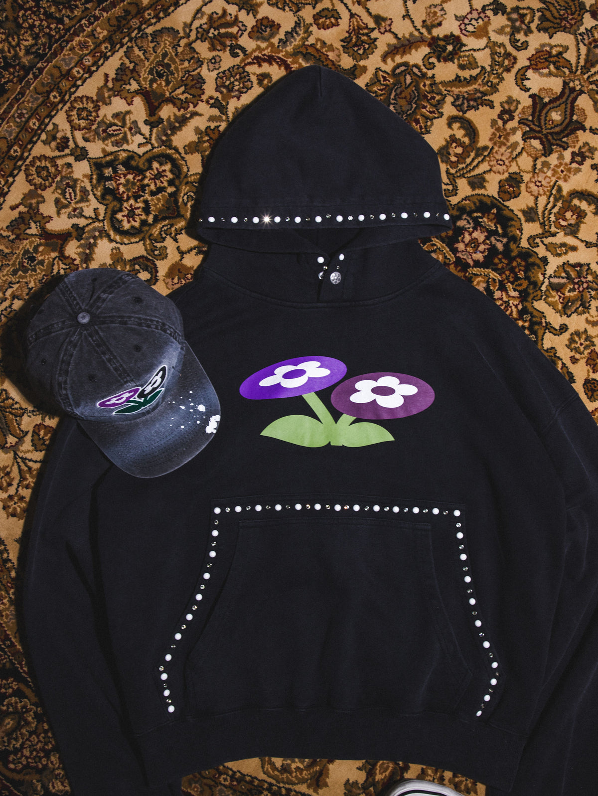 【VANDY THE PINK - ヴァンディー・ザ・ピンク】TWO FLOWER BUCKLE STUDDED HOODIE / BLACK (パーカー/ブラック)