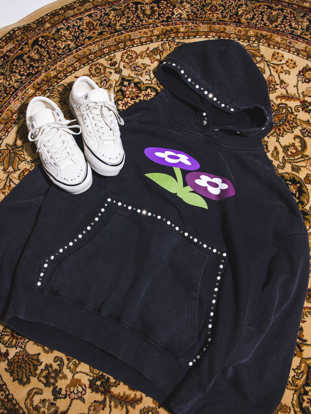 【VANDY THE PINK - ヴァンディー・ザ・ピンク】TWO FLOWER BUCKLE STUDDED HOODIE / BLACK (パーカー/ブラック)